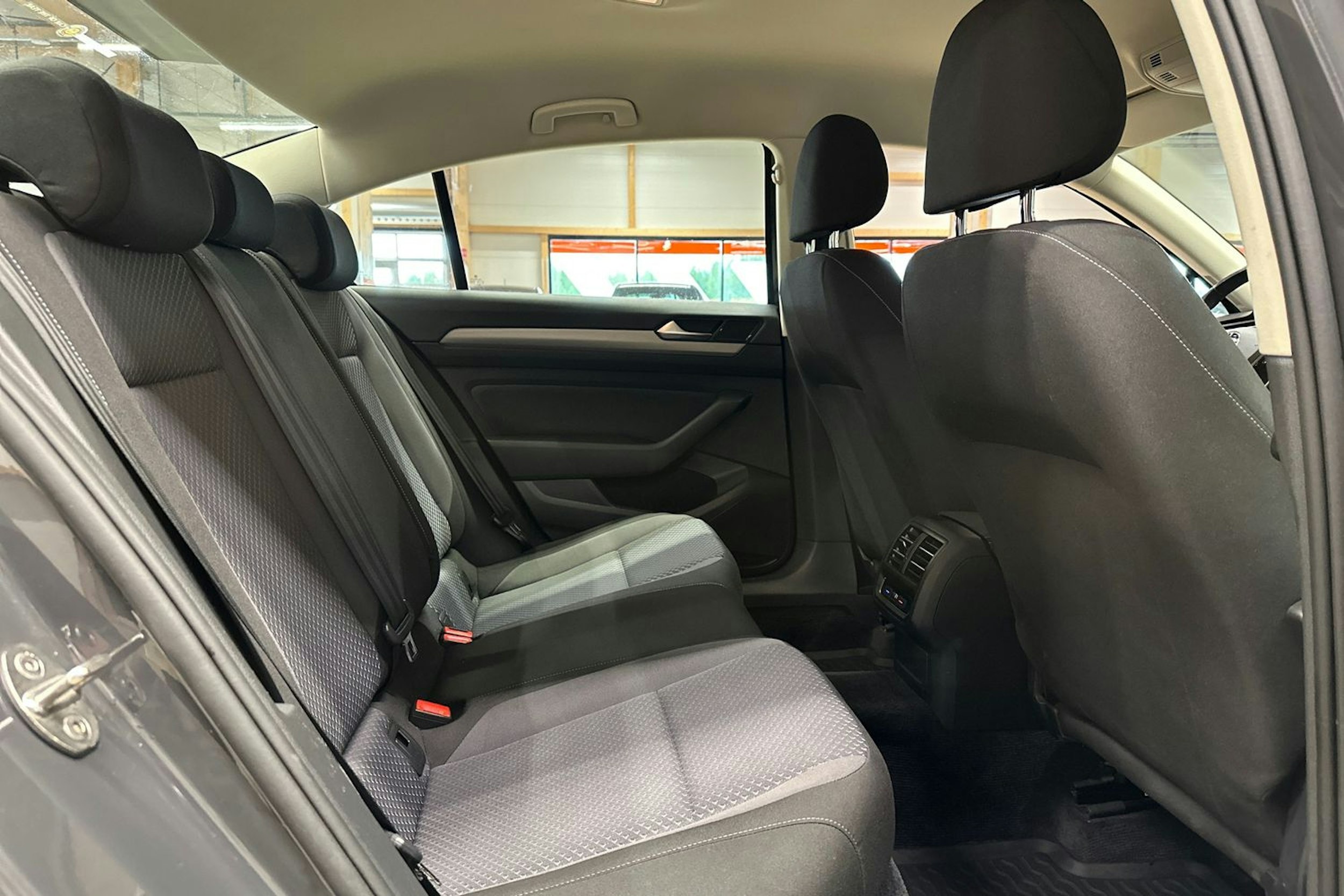 harmaa Volkswagen Passat 2016 kuva 16.