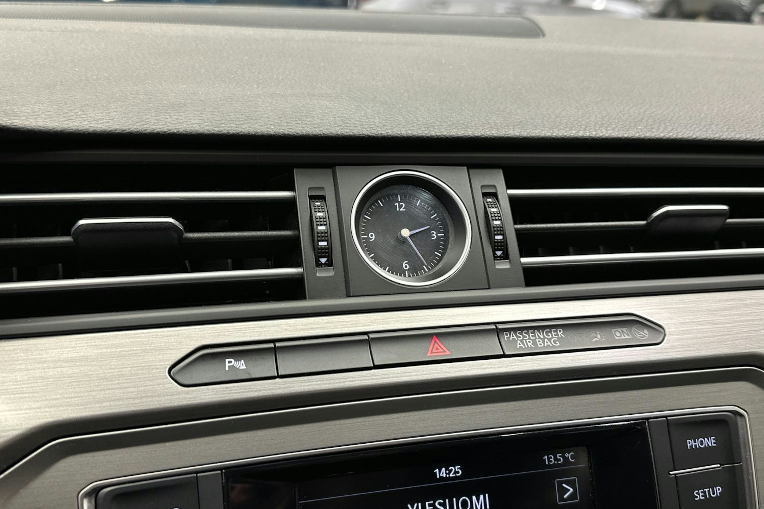 harmaa Volkswagen Passat 2016 kuva 18.