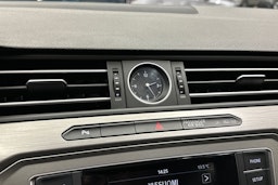 harmaa Volkswagen Passat 2016 kuva 18.