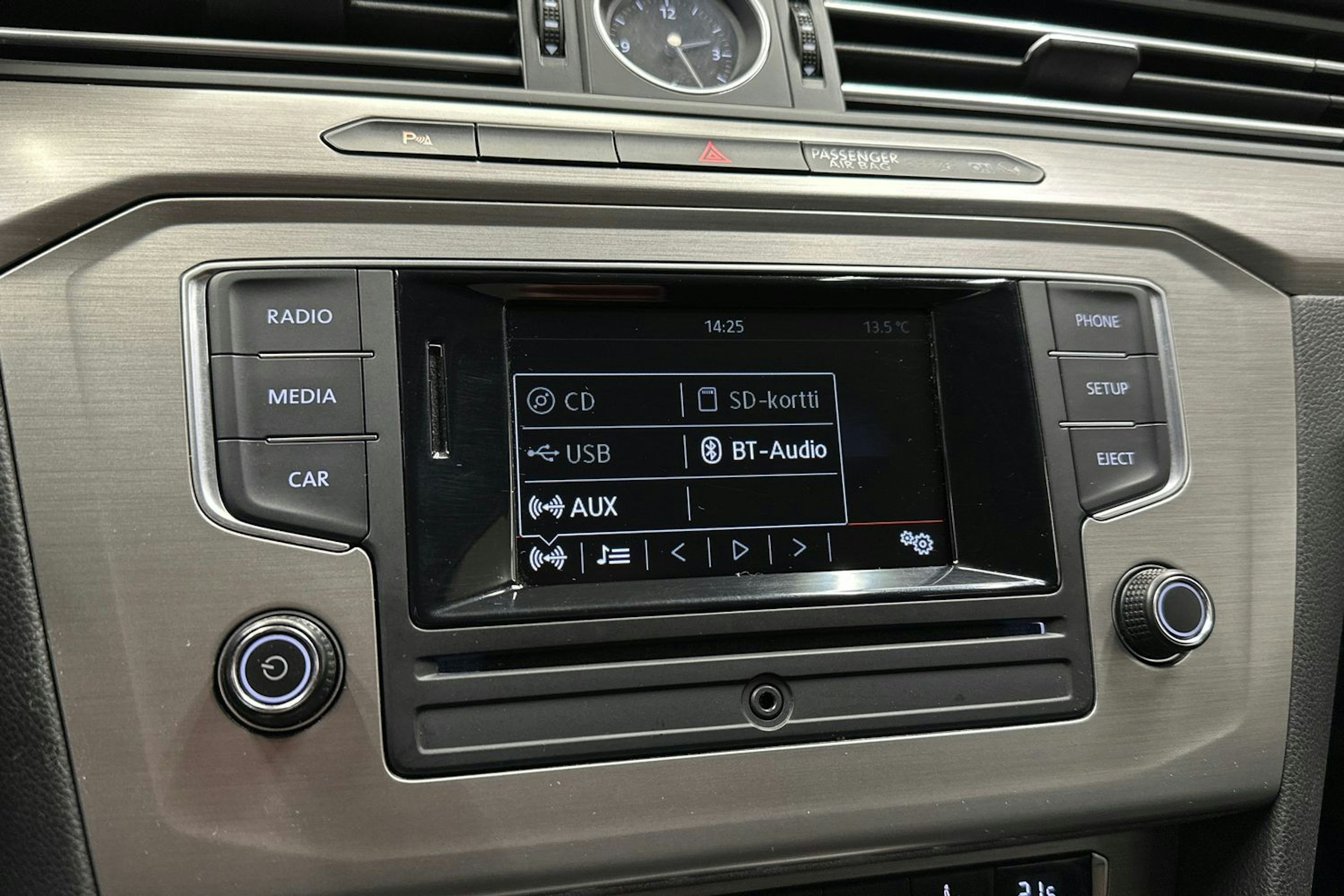 harmaa Volkswagen Passat 2016 kuva 20.