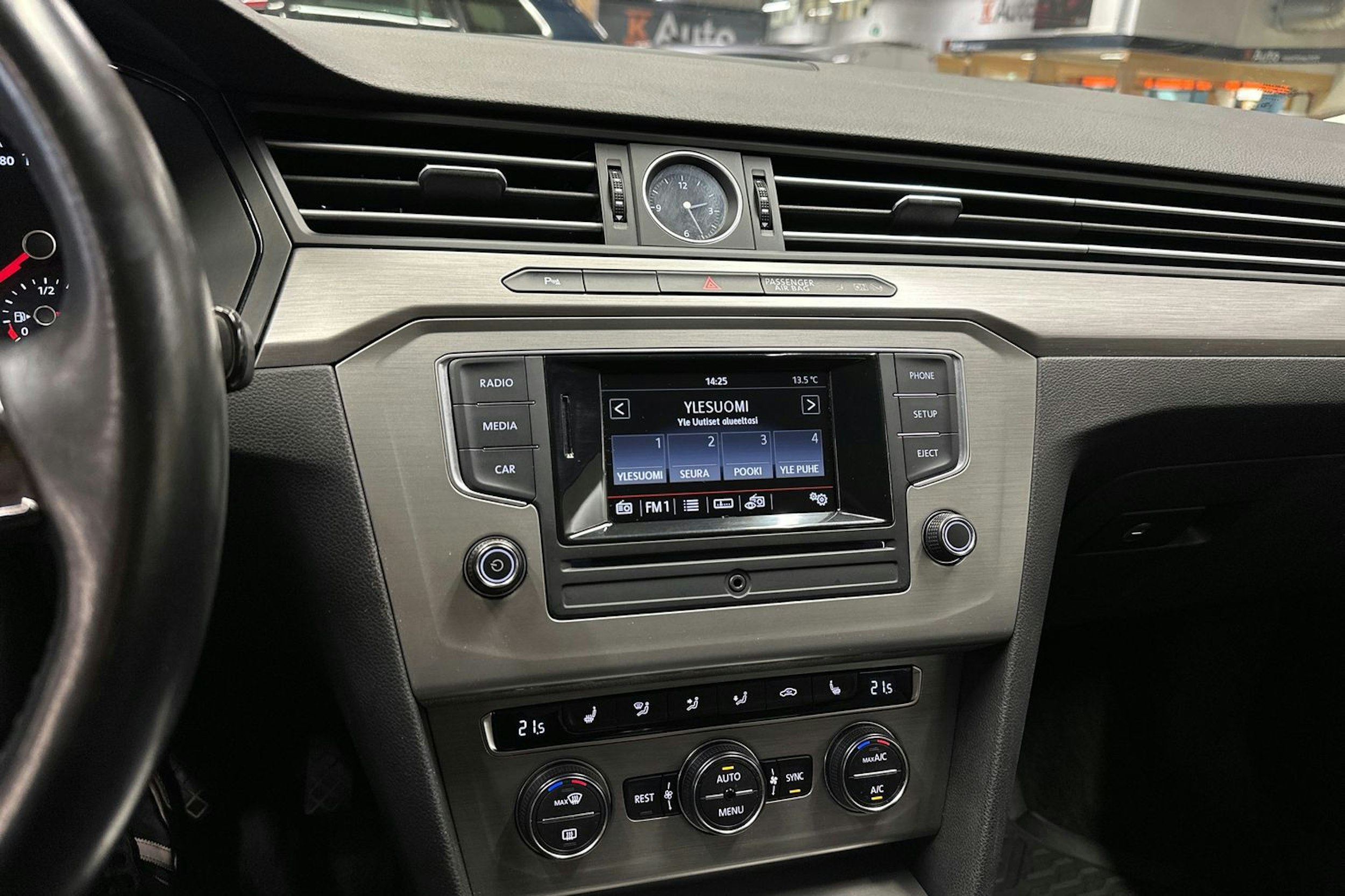 harmaa Volkswagen Passat 2016 kuva 21.