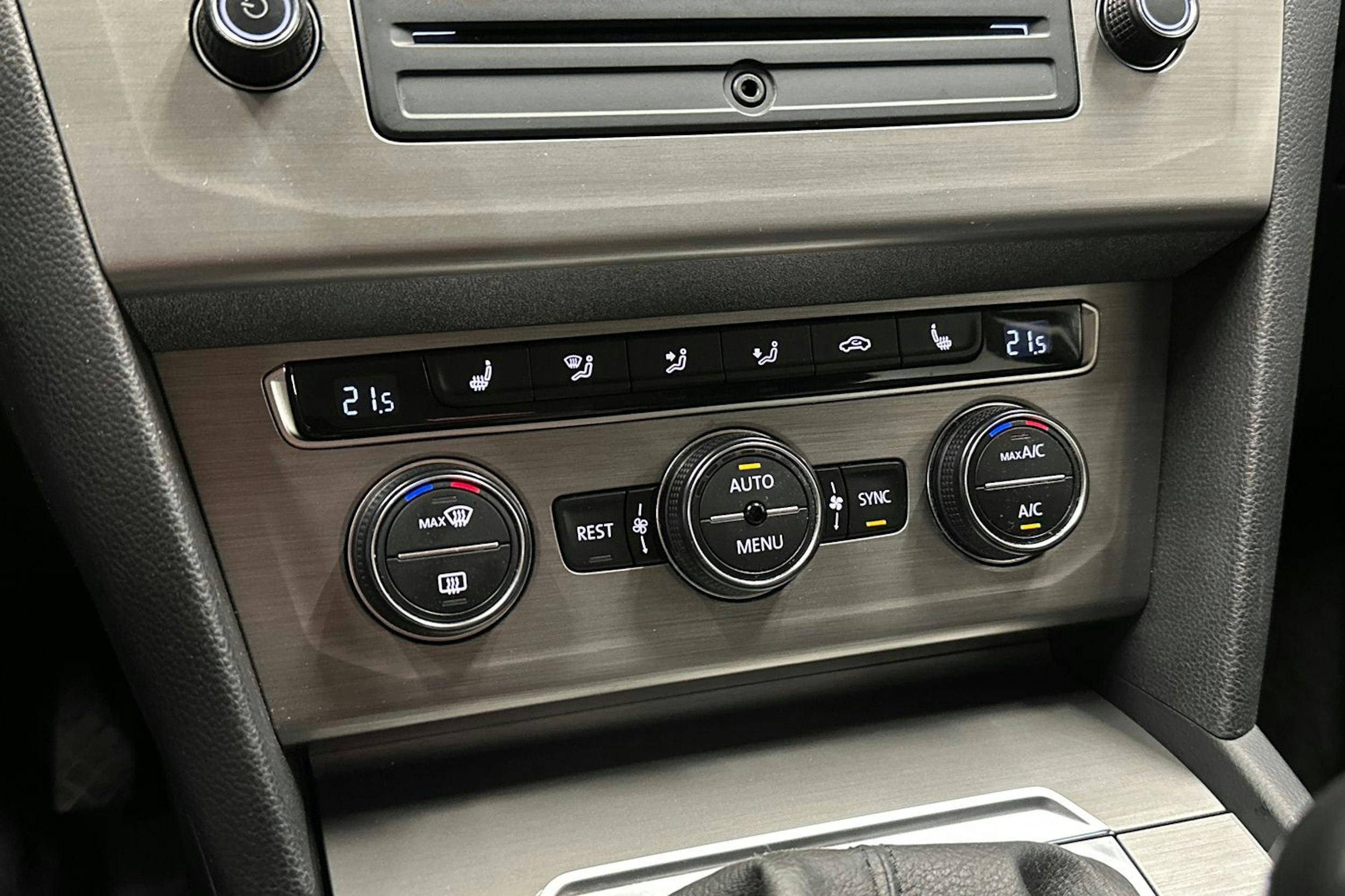 harmaa Volkswagen Passat 2016 kuva 22.