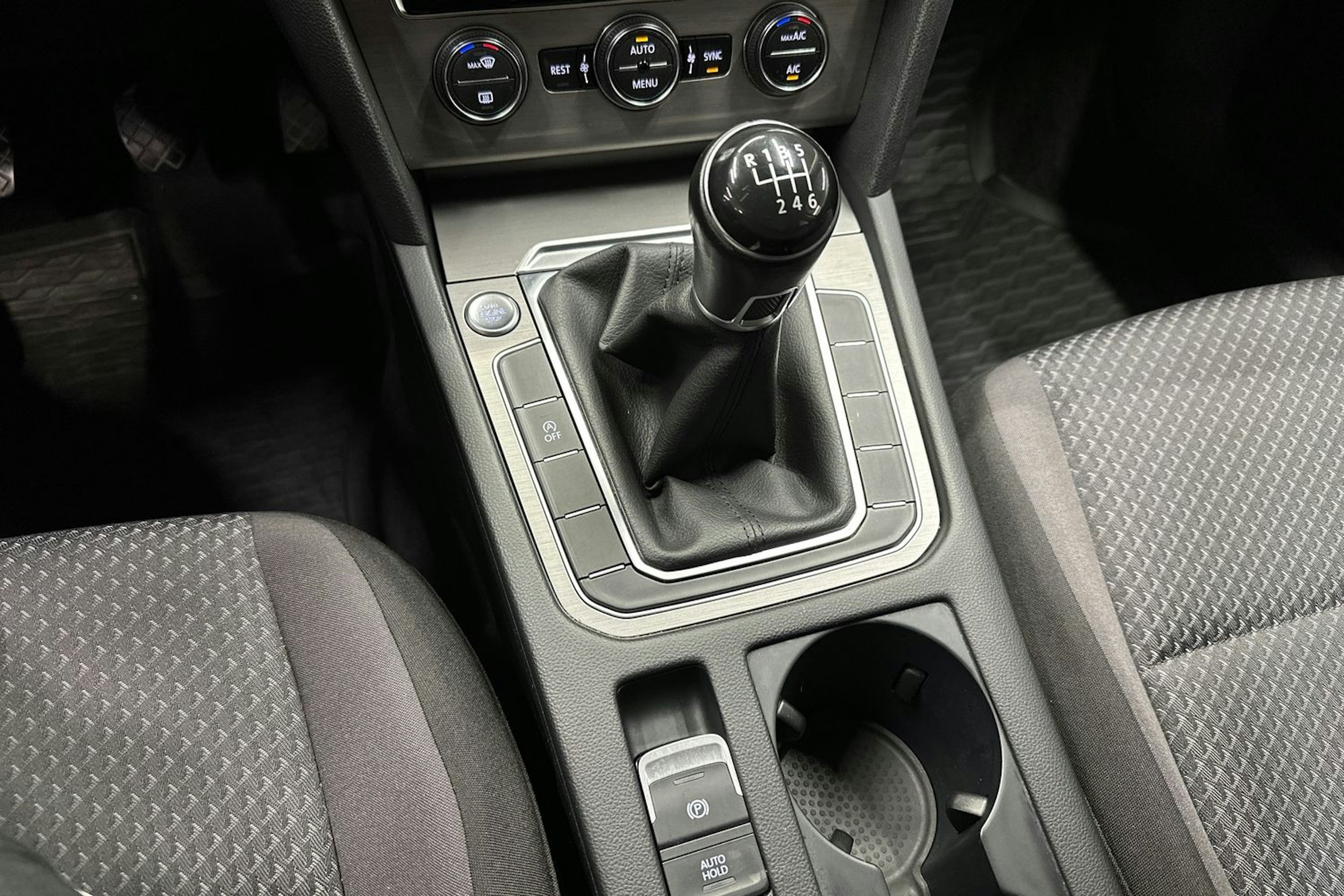 harmaa Volkswagen Passat 2016 kuva 23.