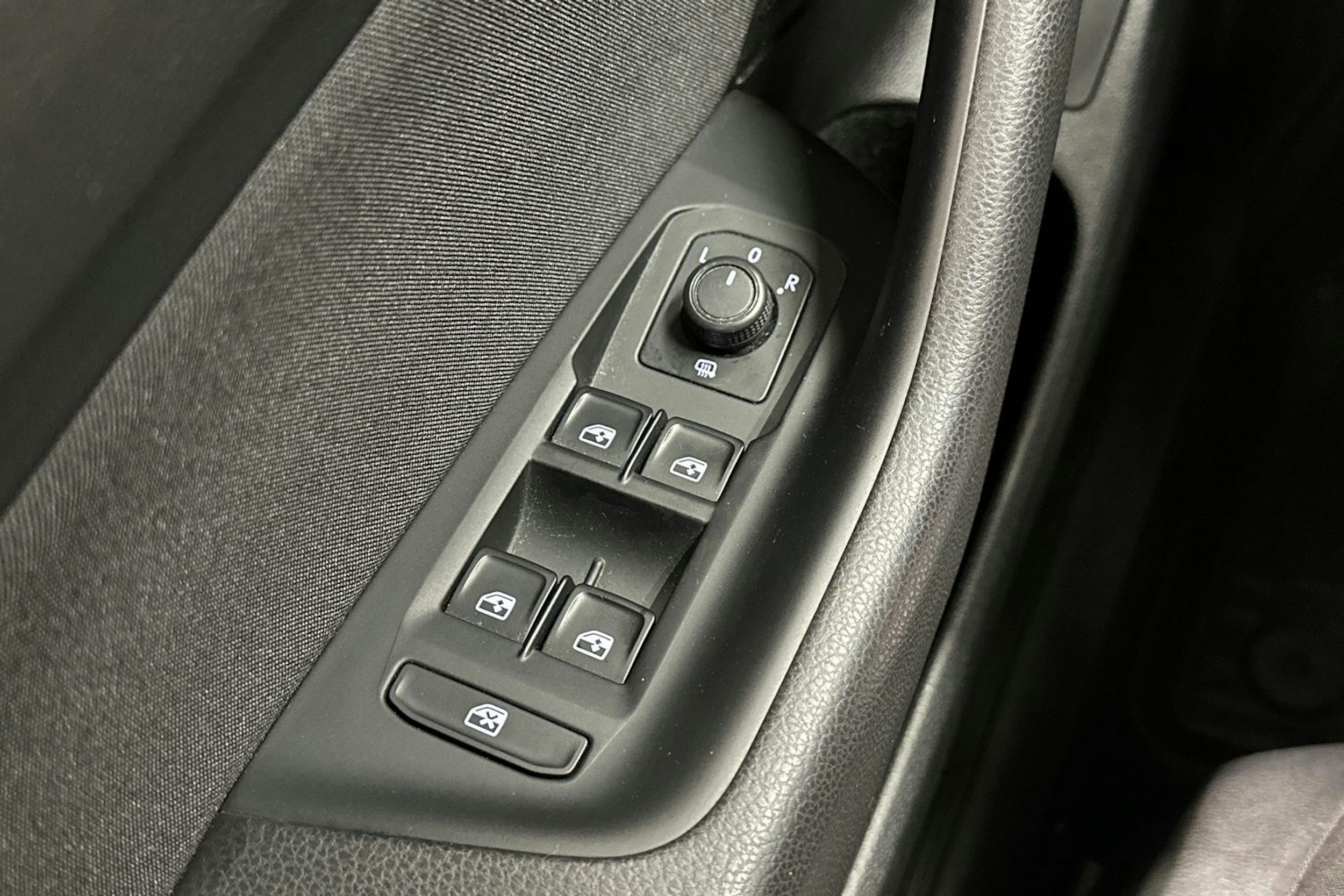 harmaa Volkswagen Passat 2016 kuva 27.