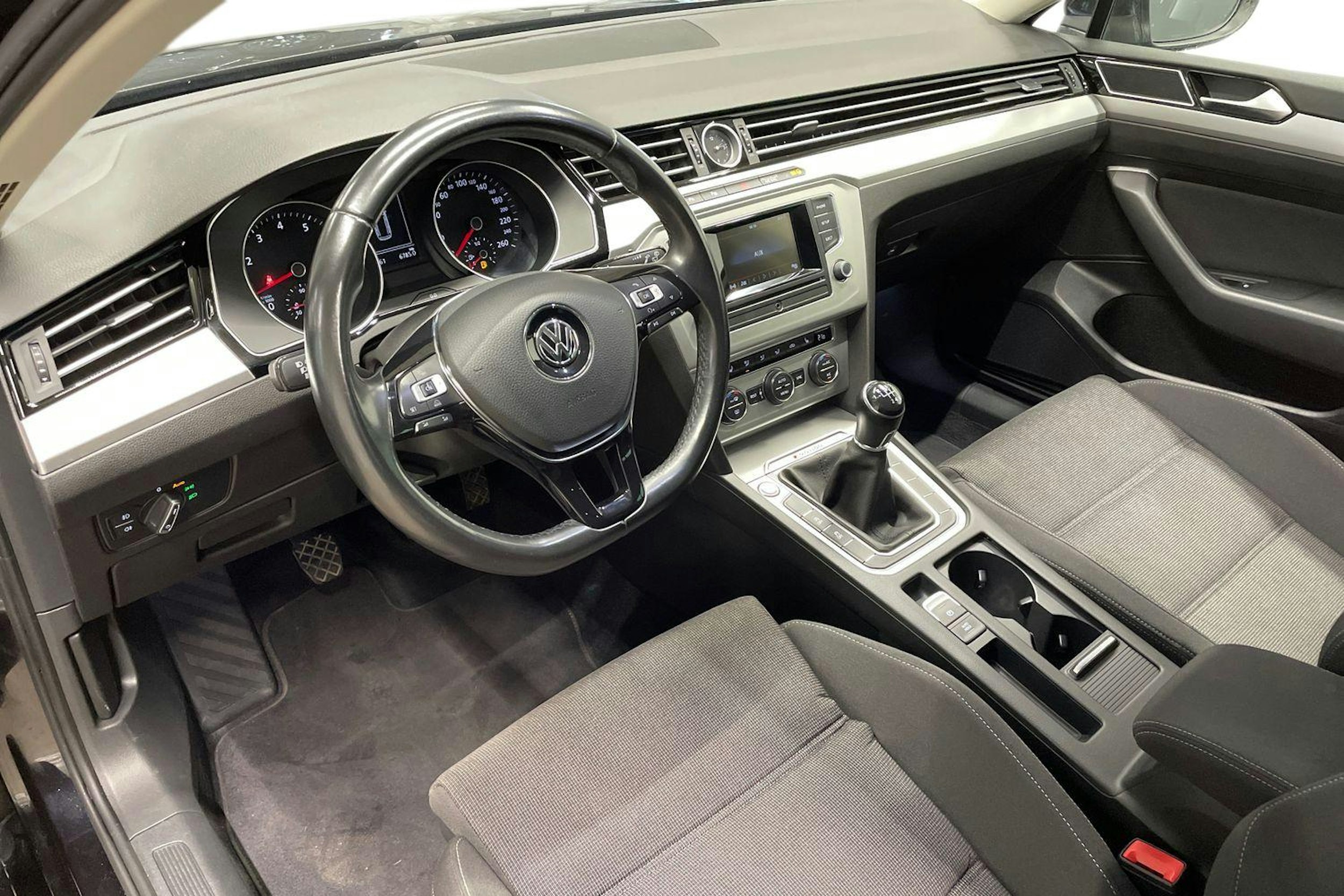 musta Volkswagen Passat 2016 kuva 7.