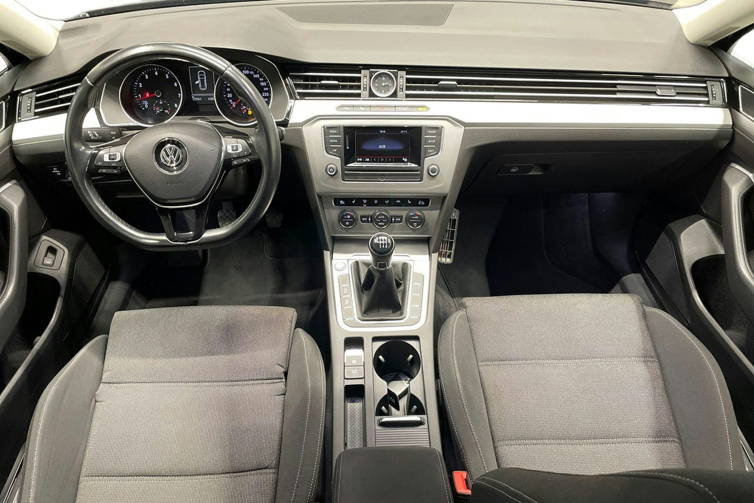 musta Volkswagen Passat 2016 kuva 9.
