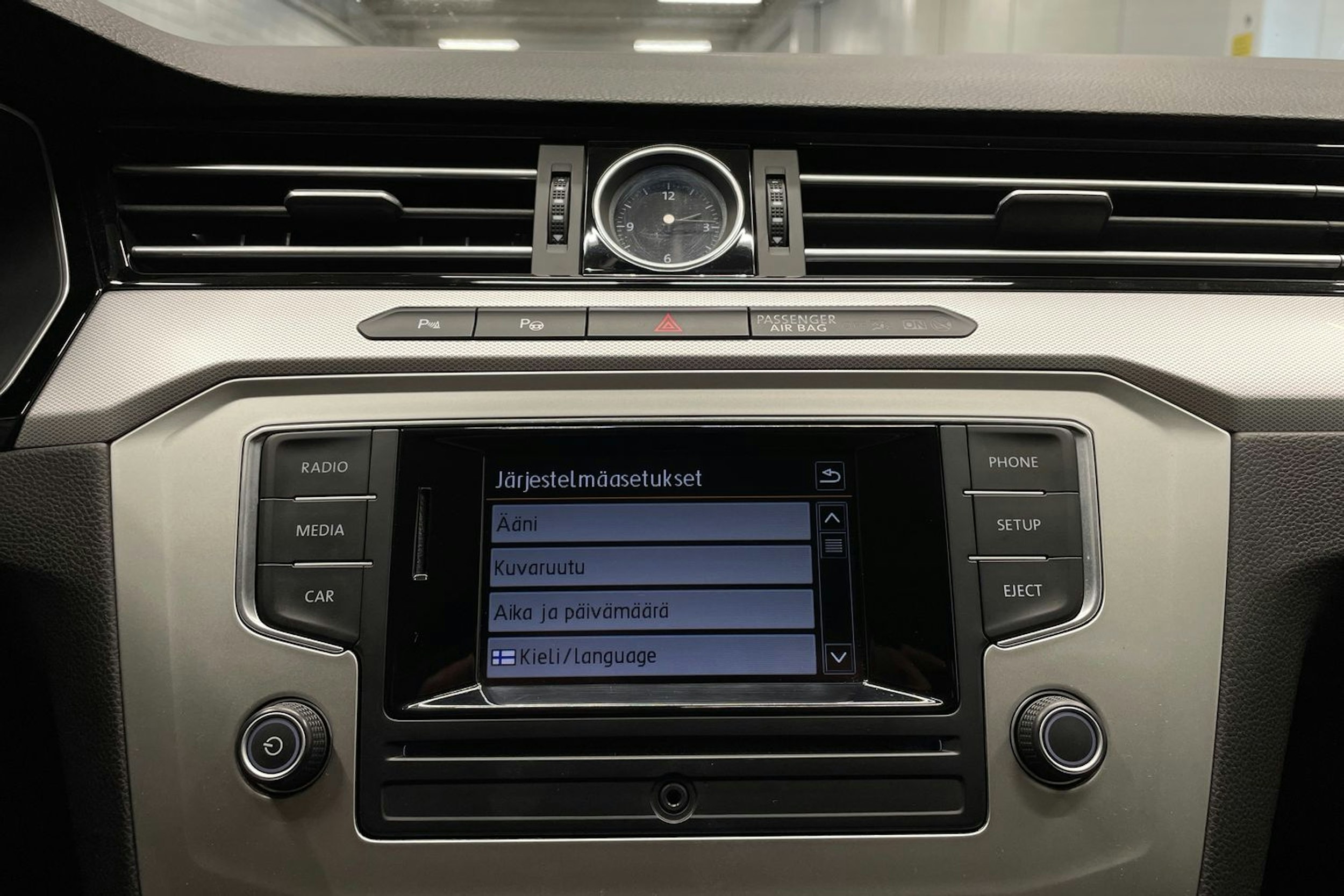 musta Volkswagen Passat 2016 kuva 16.