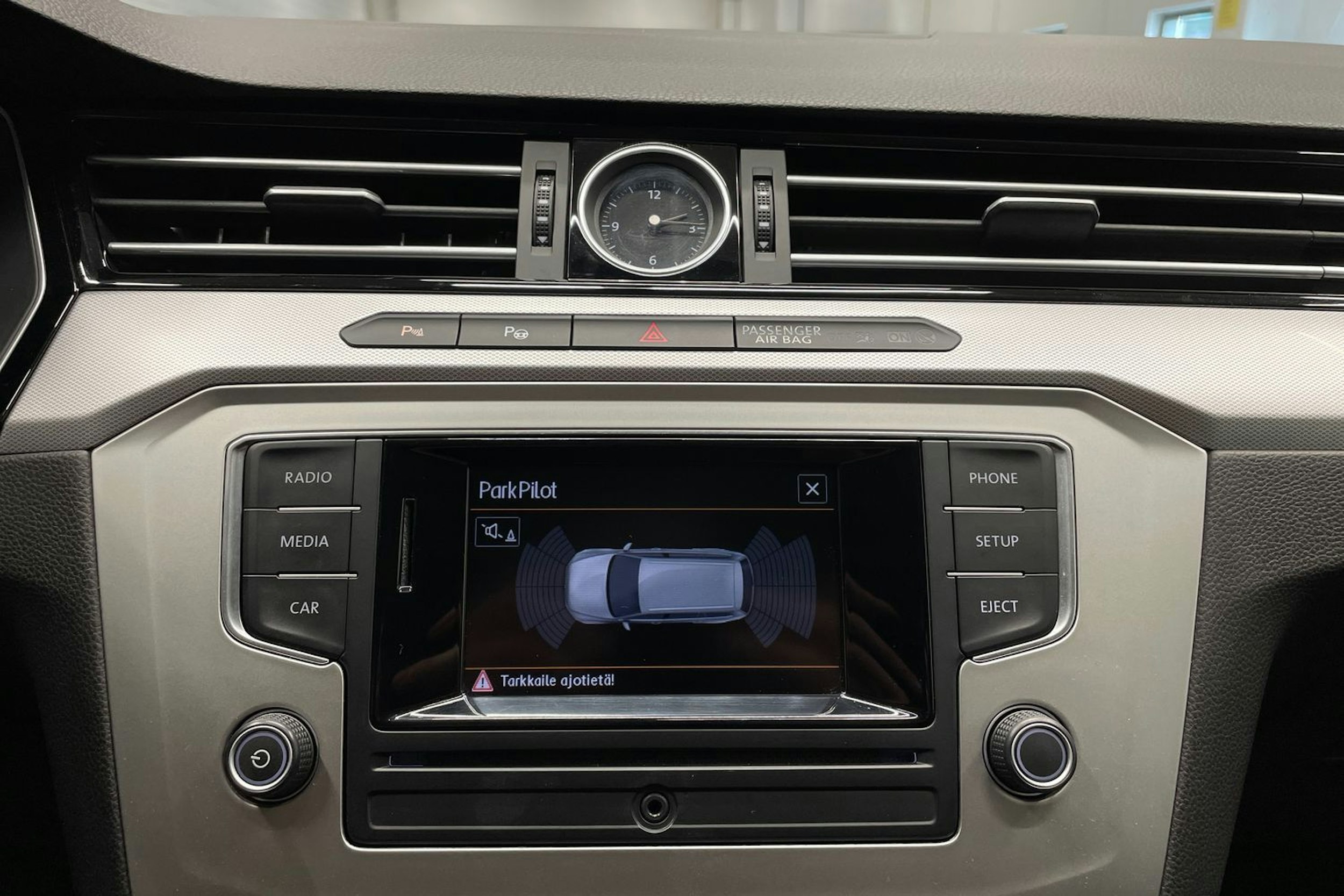 musta Volkswagen Passat 2016 kuva 17.