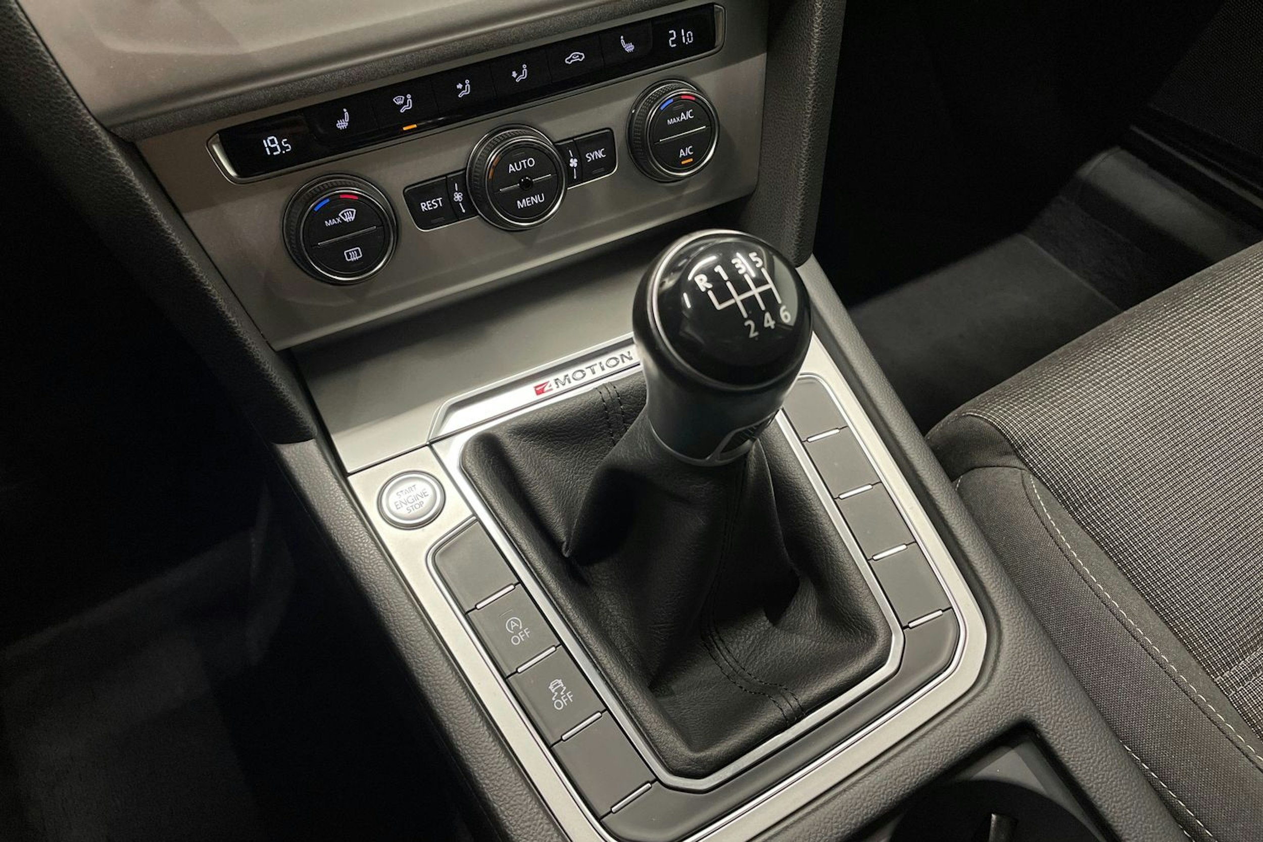 musta Volkswagen Passat 2016 kuva 18.