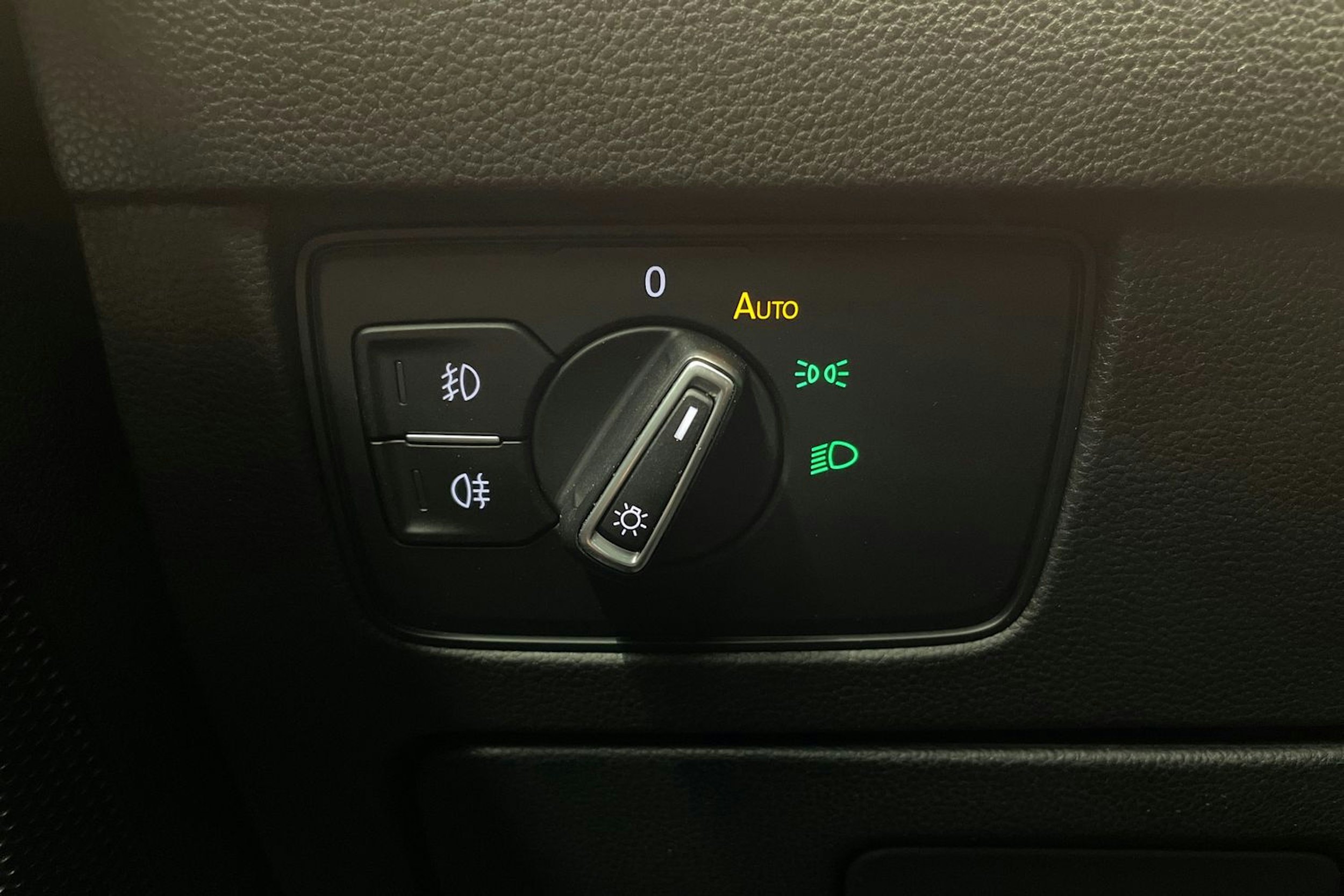 musta Volkswagen Passat 2016 kuva 20.