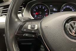 musta Volkswagen Passat 2016 kuva 22.