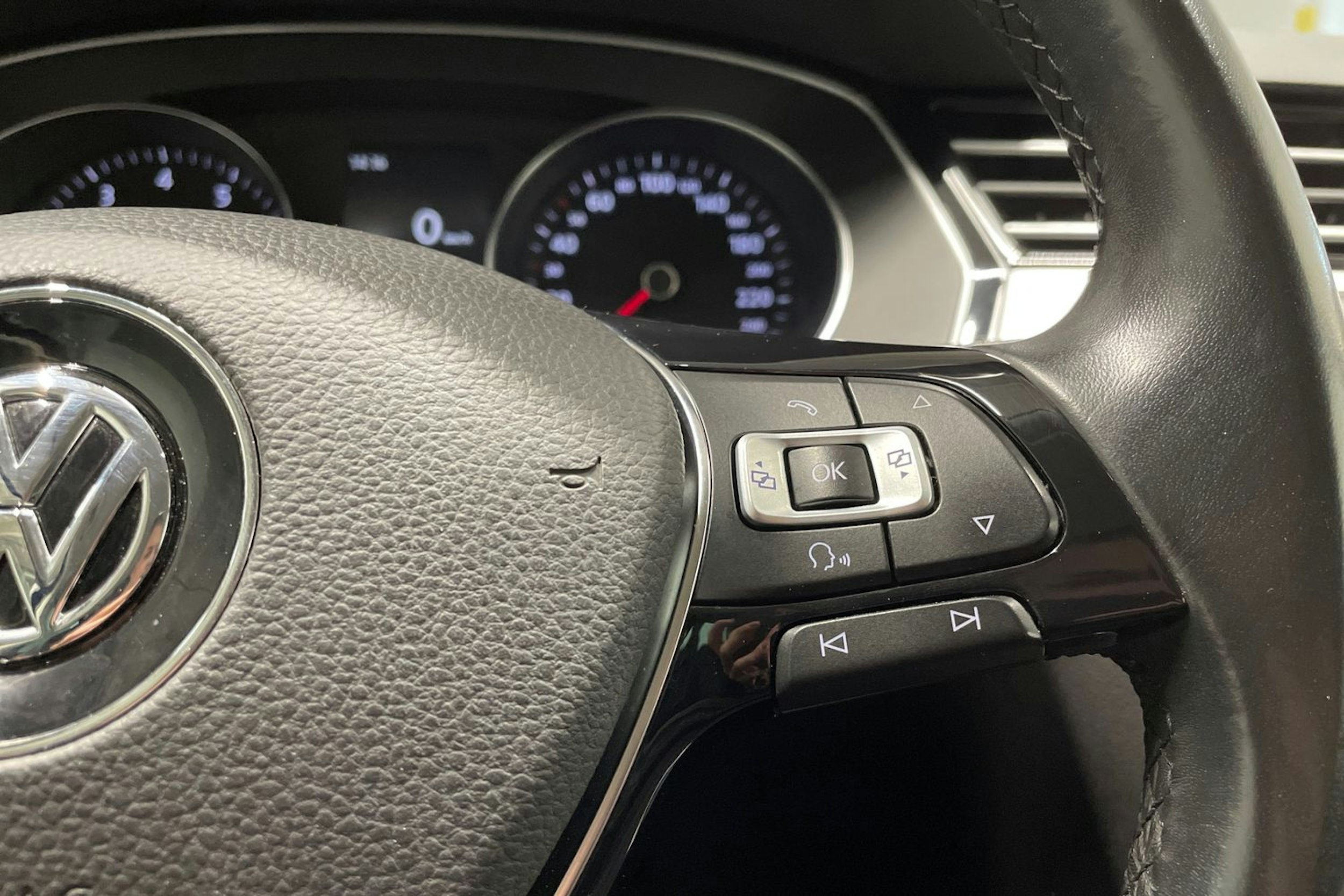 musta Volkswagen Passat 2016 kuva 23.