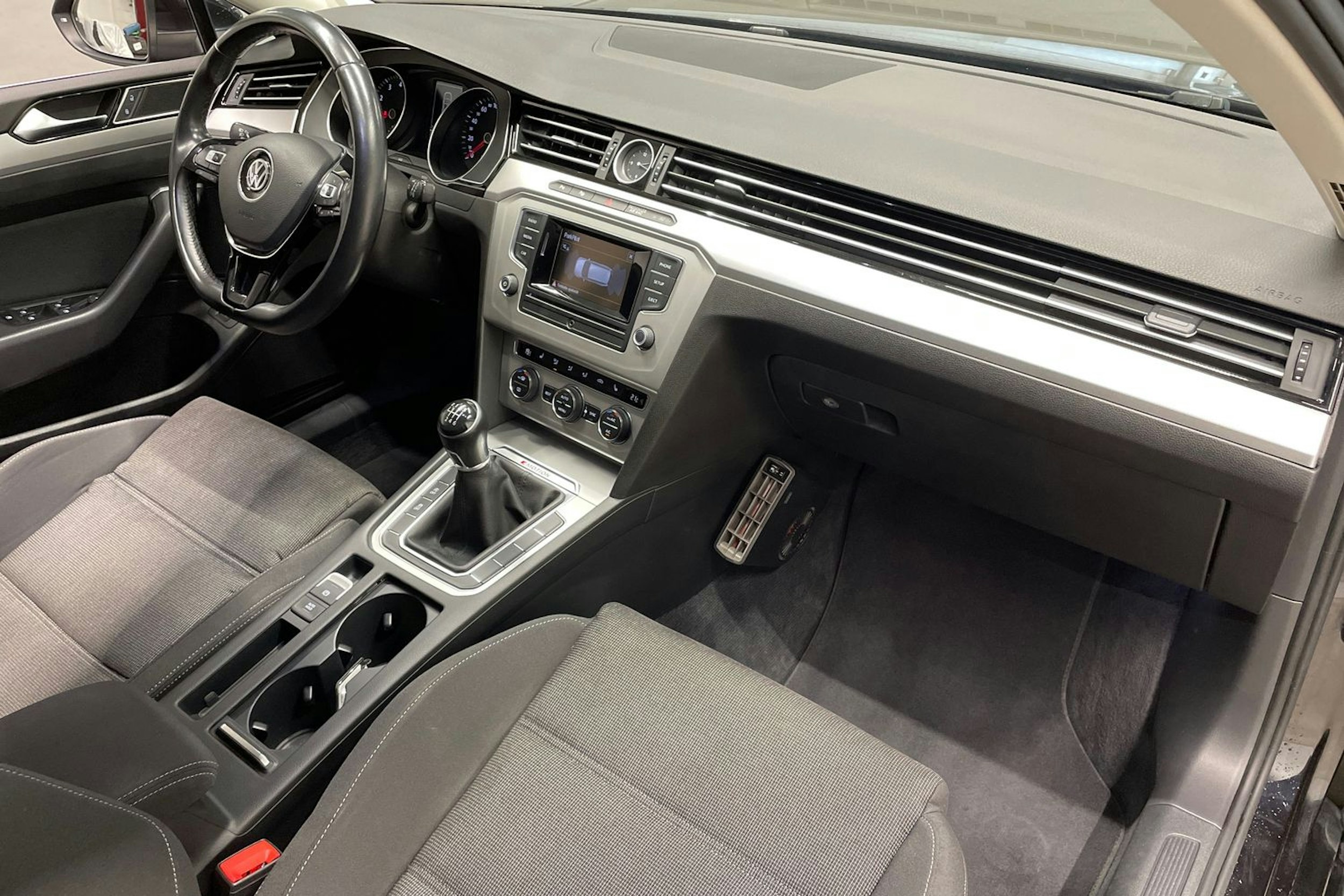 musta Volkswagen Passat 2016 kuva 25.
