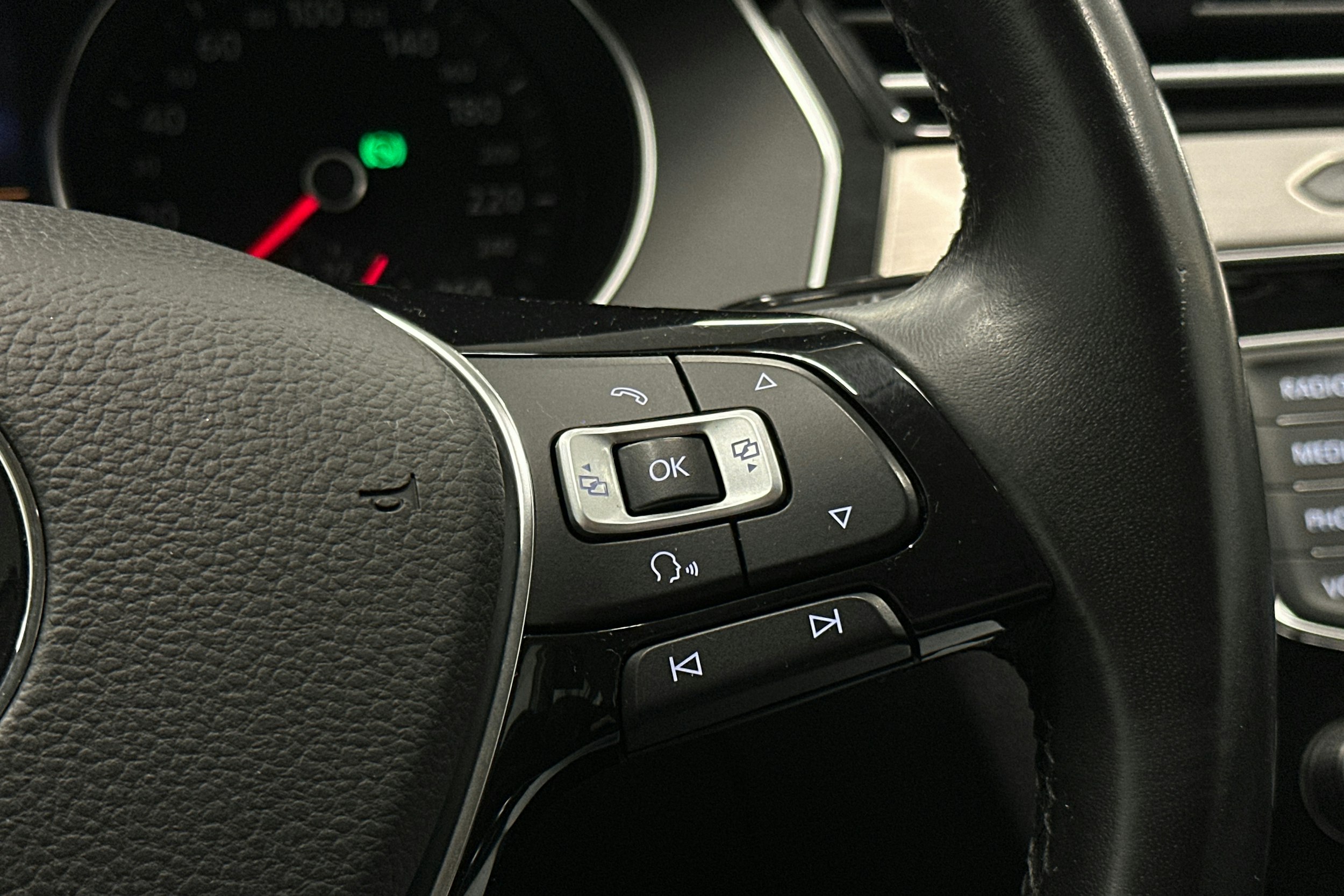 harmaa Volkswagen Passat 2016 kuva 20.