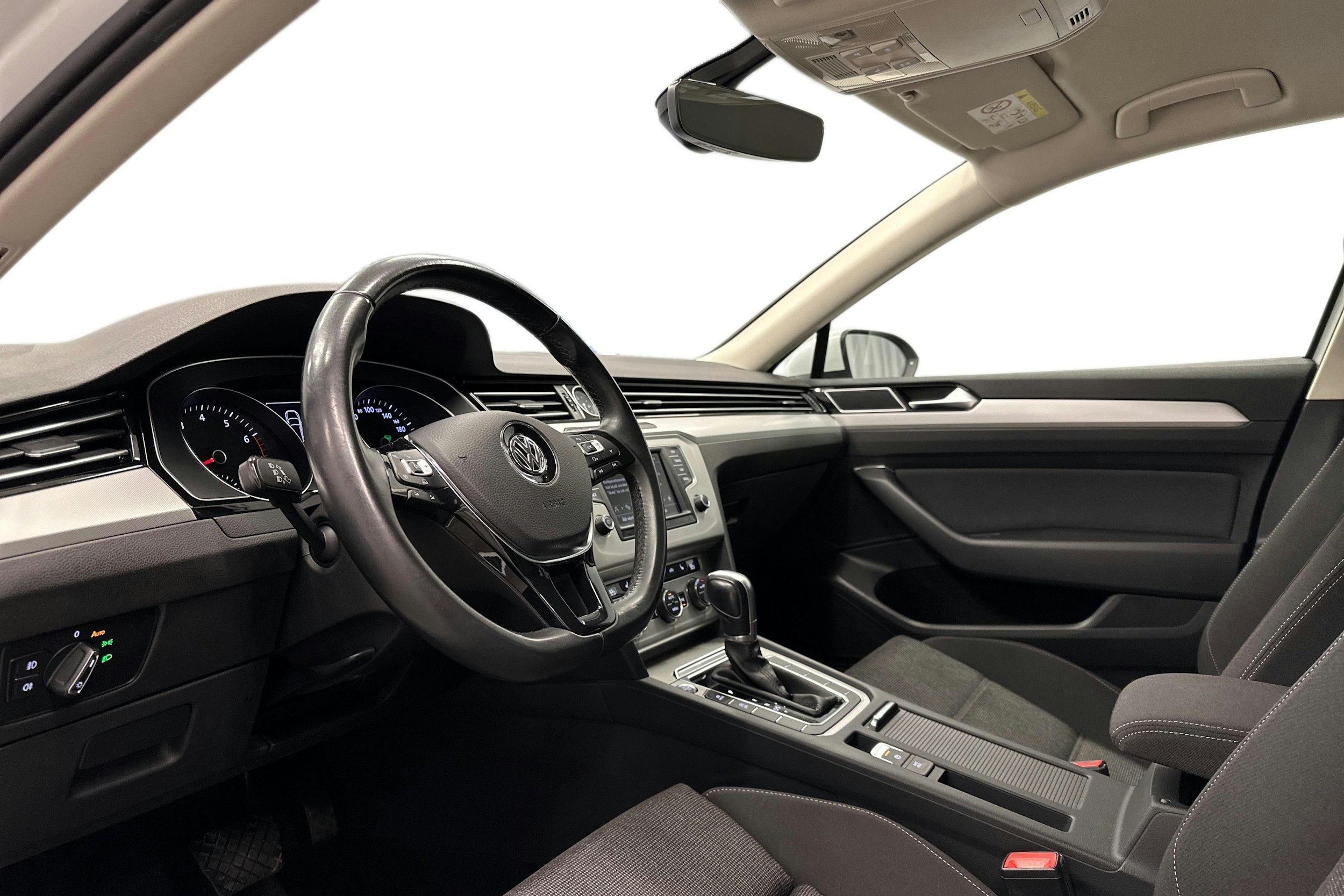 valkoinen Volkswagen Passat 2016 kuva 7.