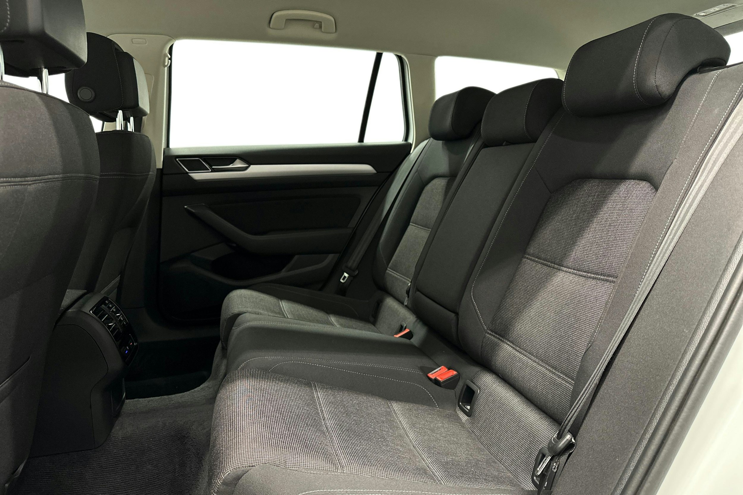 valkoinen Volkswagen Passat 2016 kuva 10.