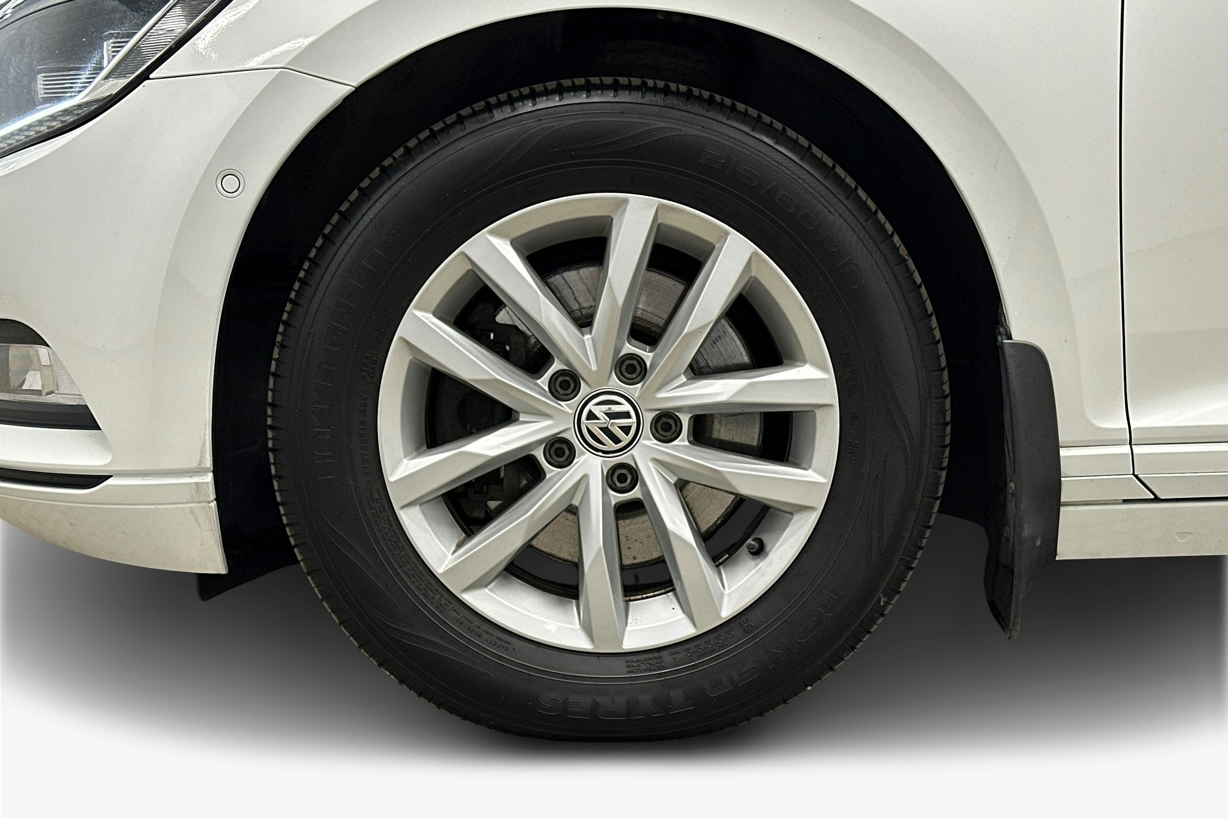 valkoinen Volkswagen Passat 2016 kuva 11.