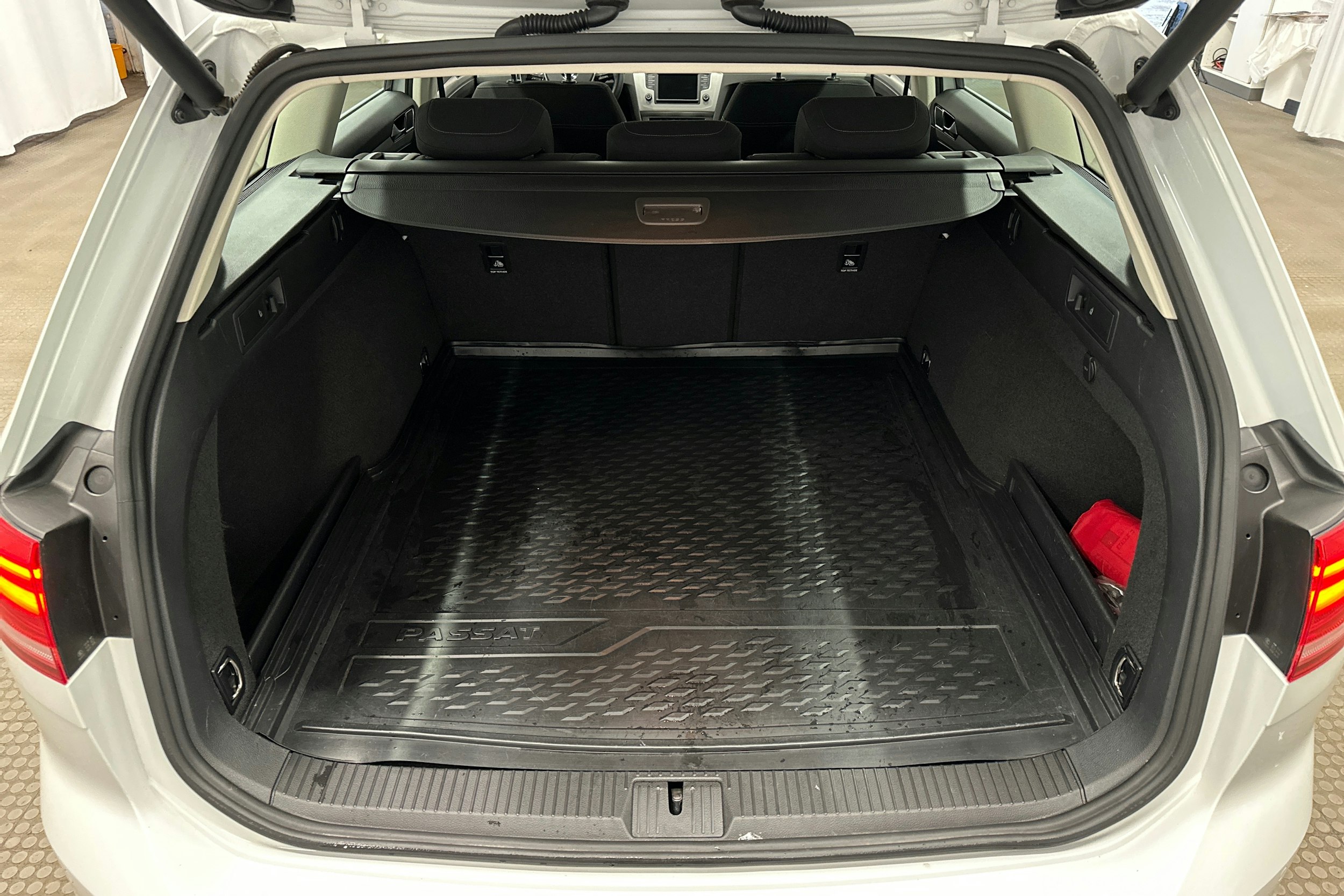 valkoinen Volkswagen Passat 2016 kuva 14.
