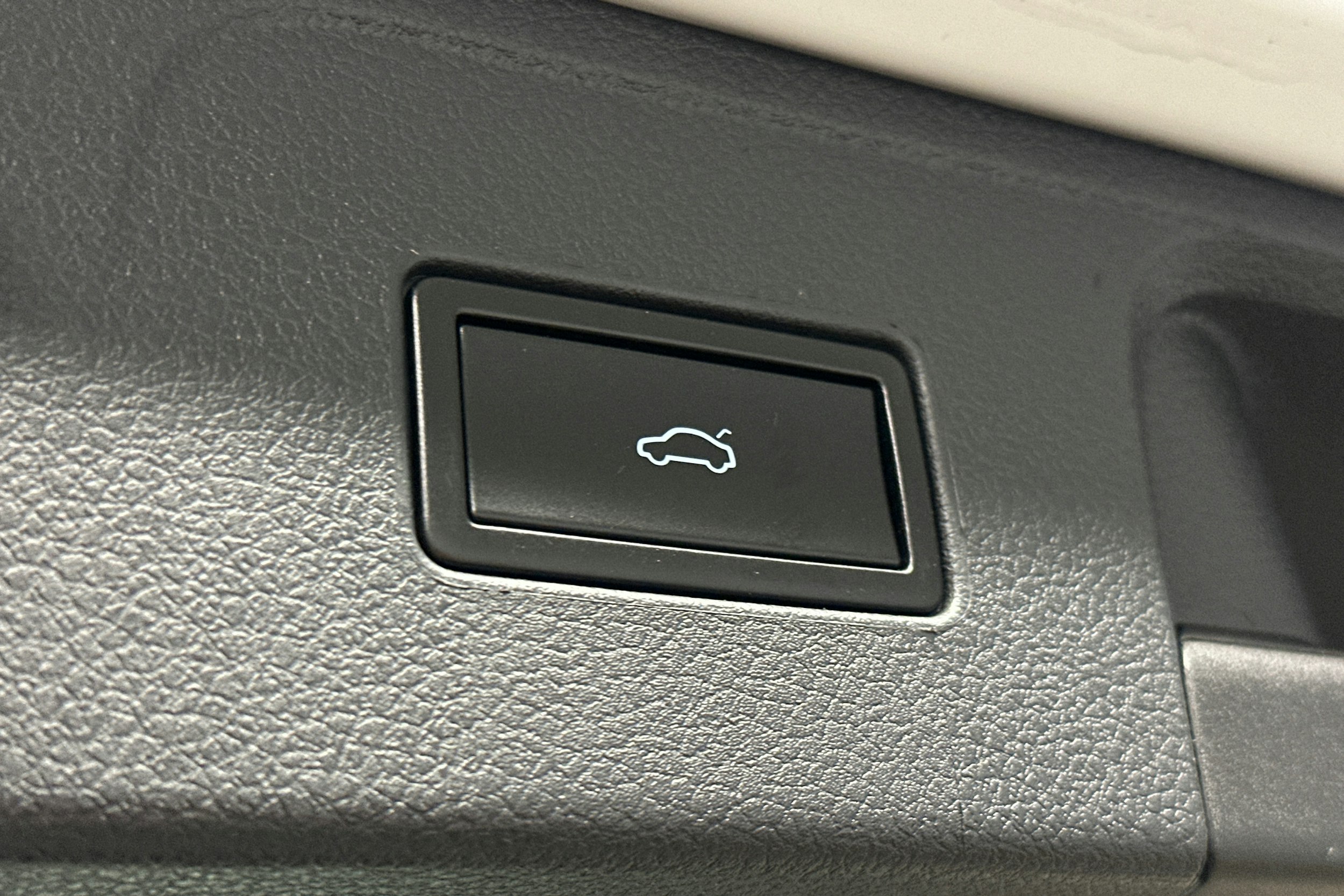 valkoinen Volkswagen Passat 2016 kuva 15.