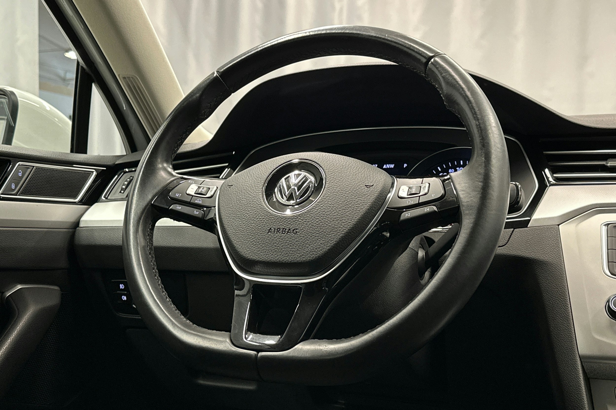 valkoinen Volkswagen Passat 2016 kuva 18.