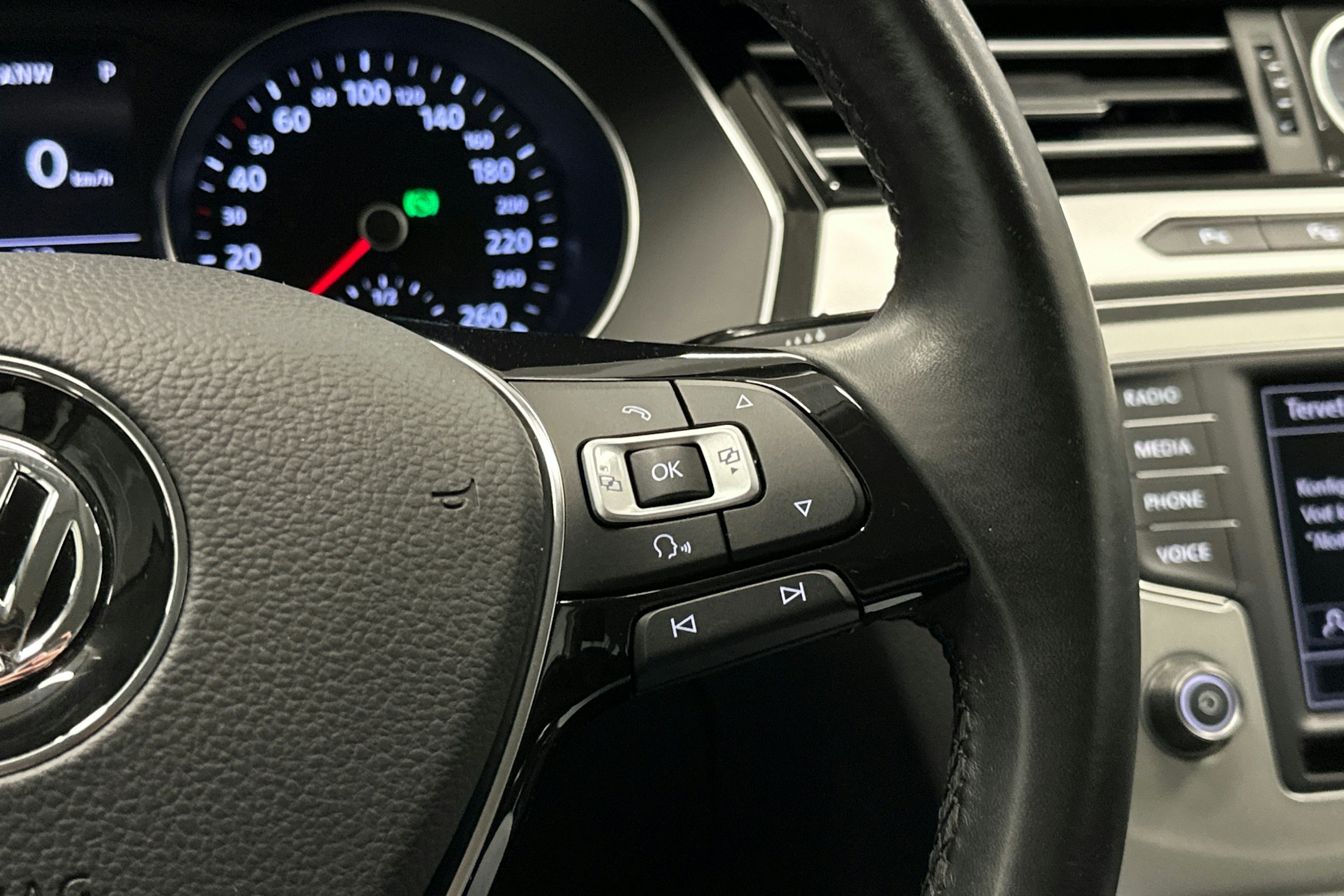 valkoinen Volkswagen Passat 2016 kuva 20.