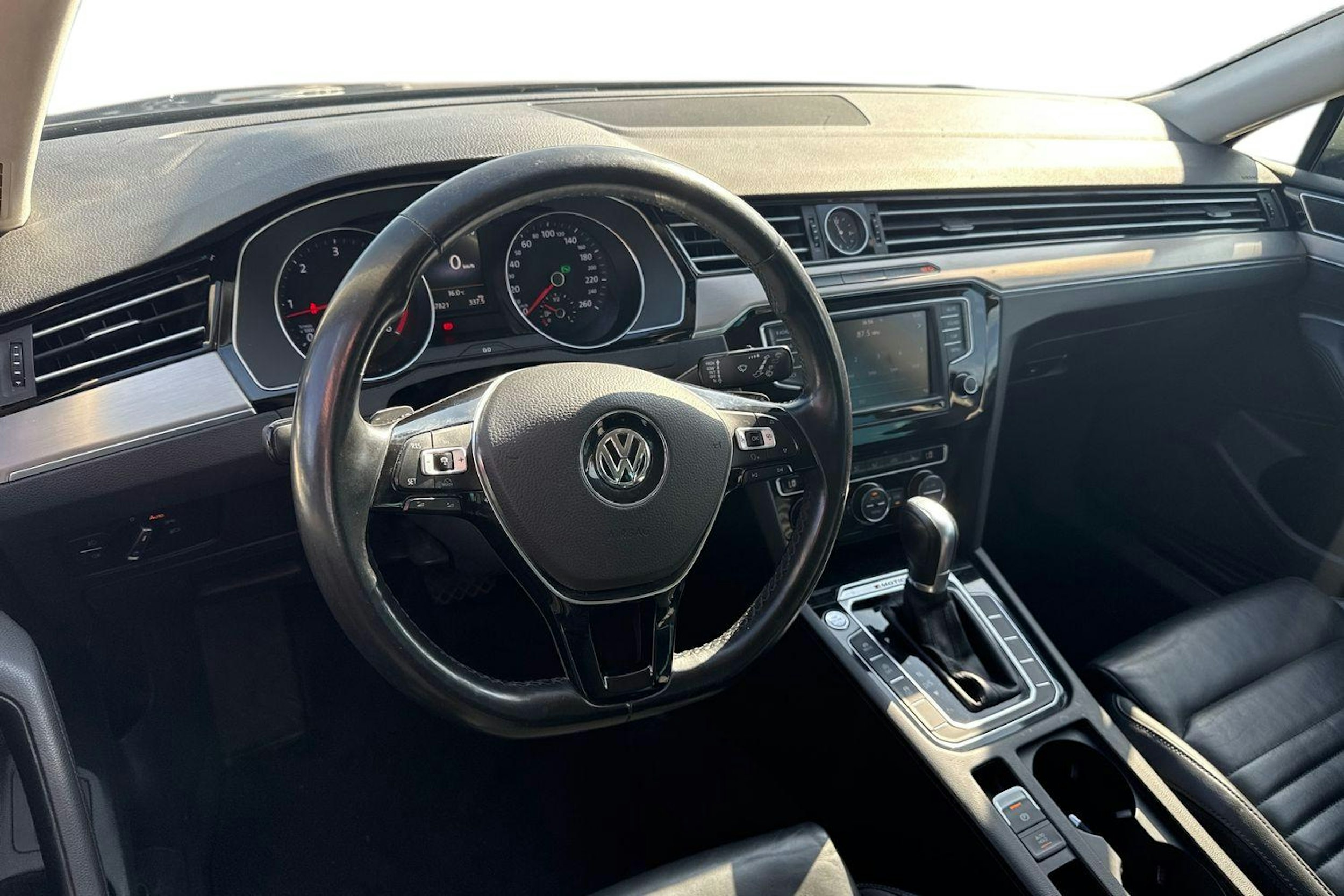 harmaa Volkswagen Passat 2016 kuva 3.