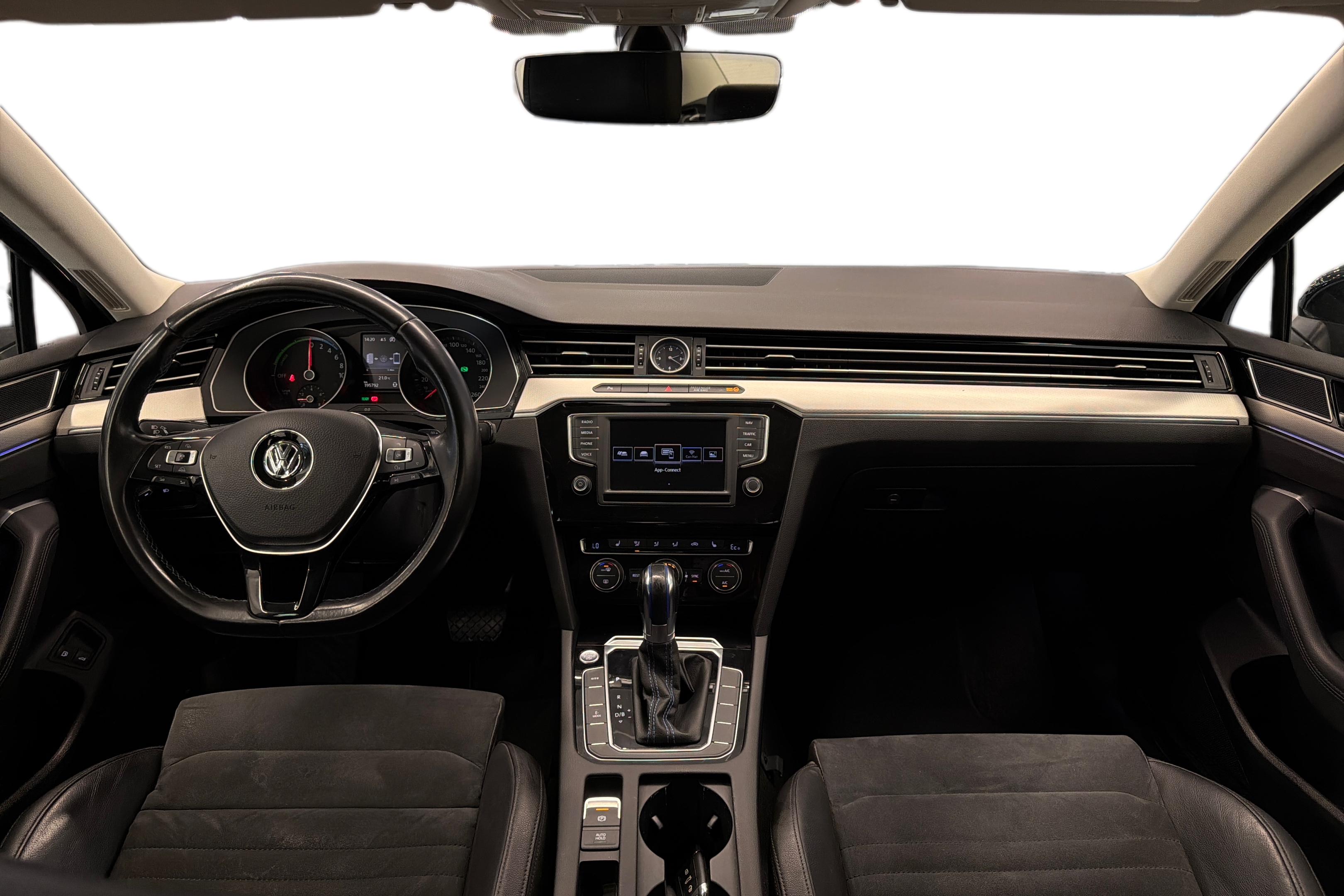 Volkswagen Passat 2016, photo 7/30