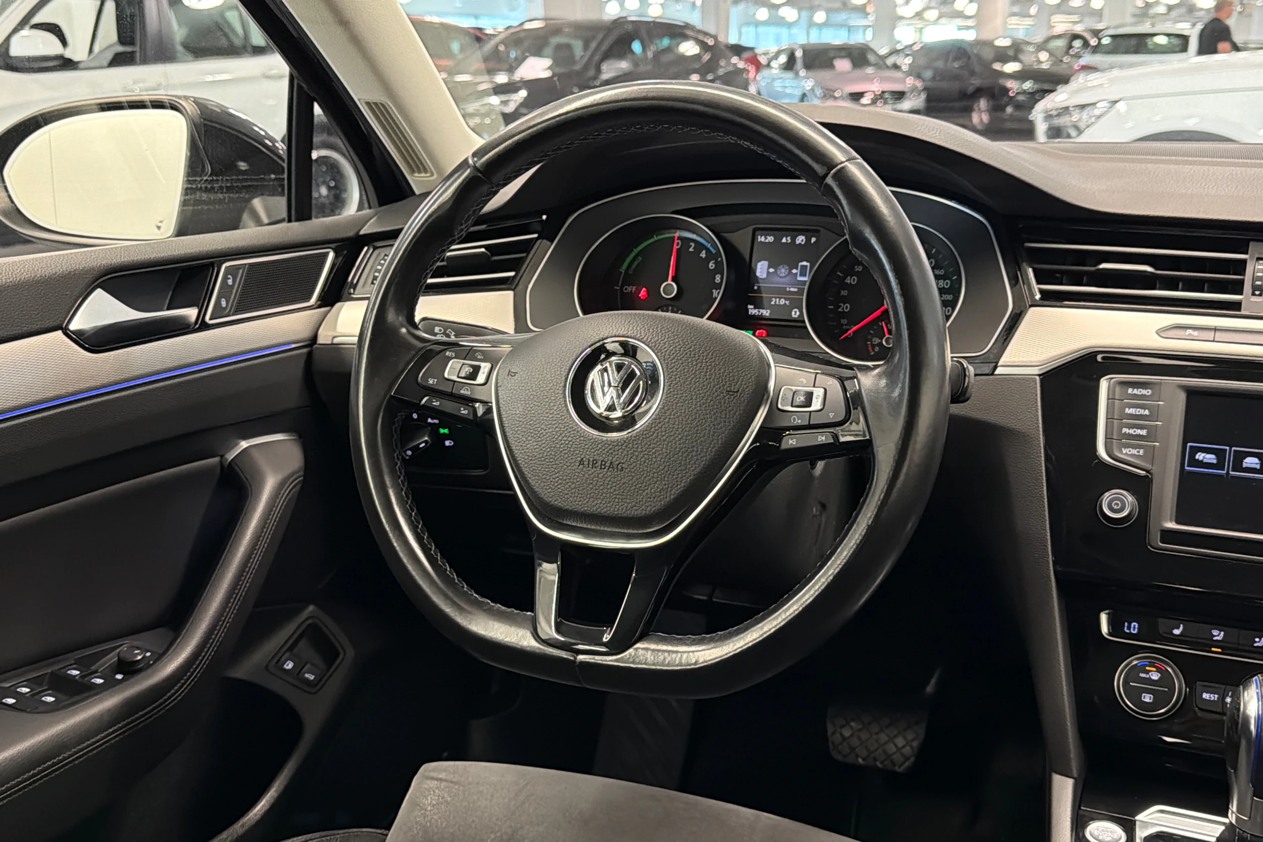 Musta Volkswagen PASSAT 2016 kuva 13.