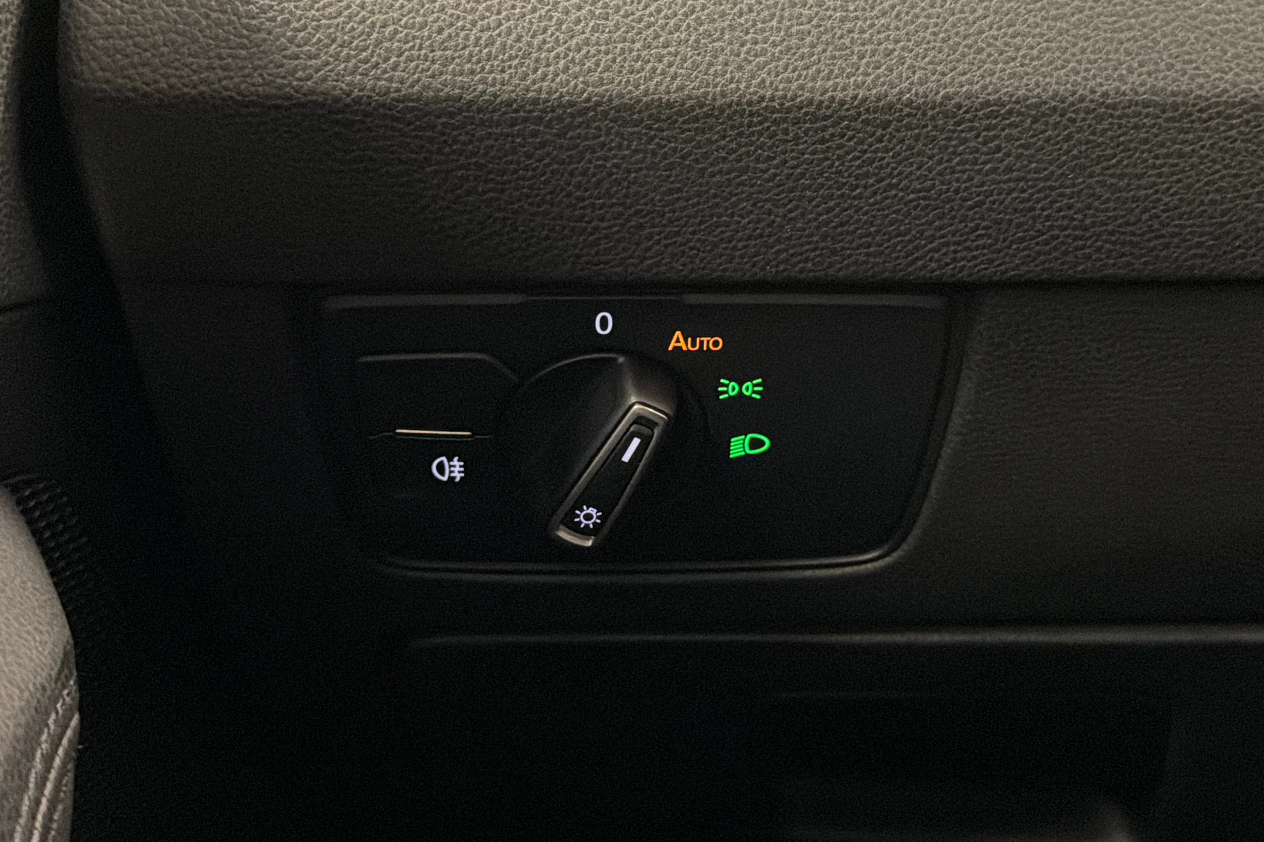 Musta Volkswagen PASSAT 2016 kuva 17.