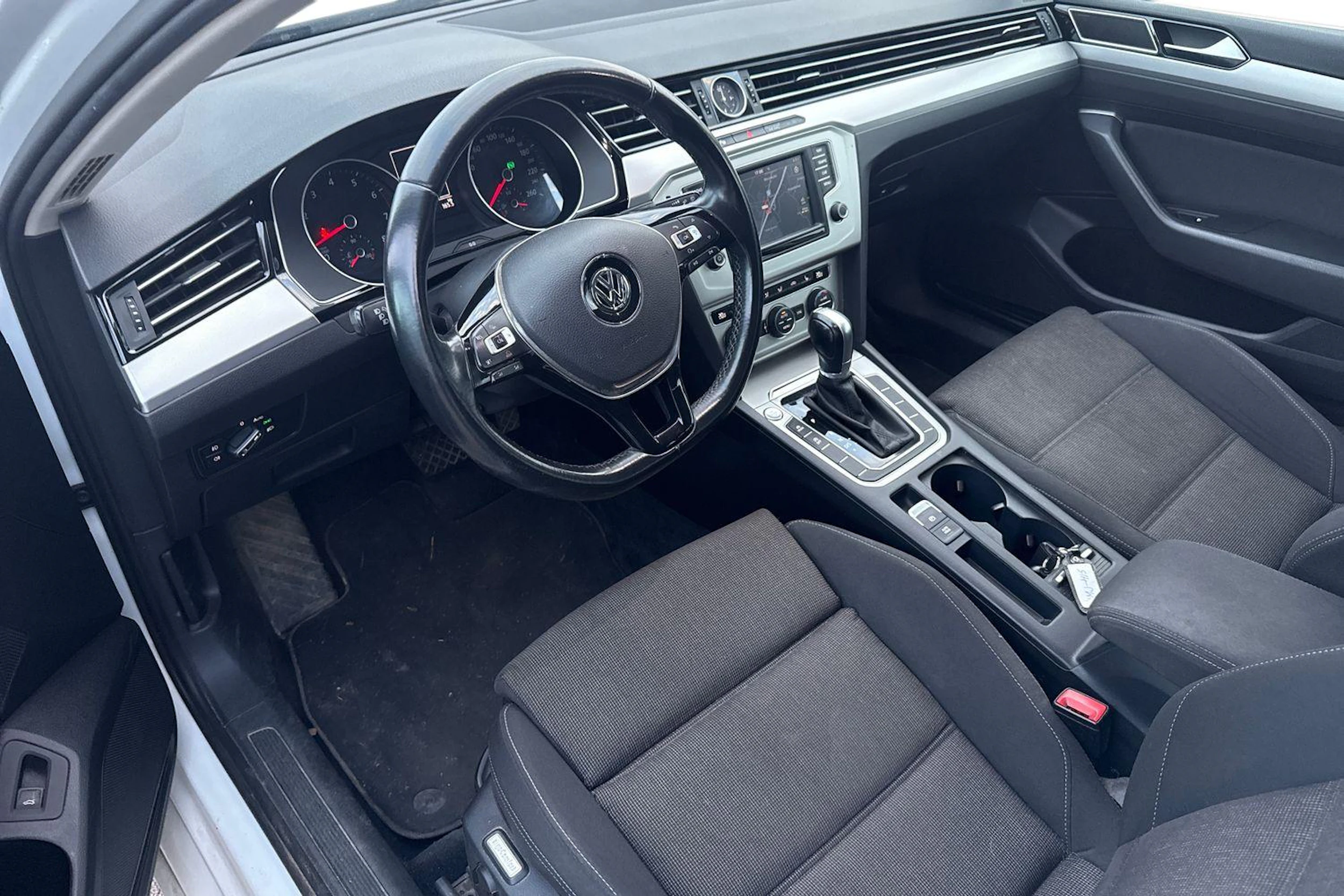 valkoinen Volkswagen Passat 2016 kuva 3.