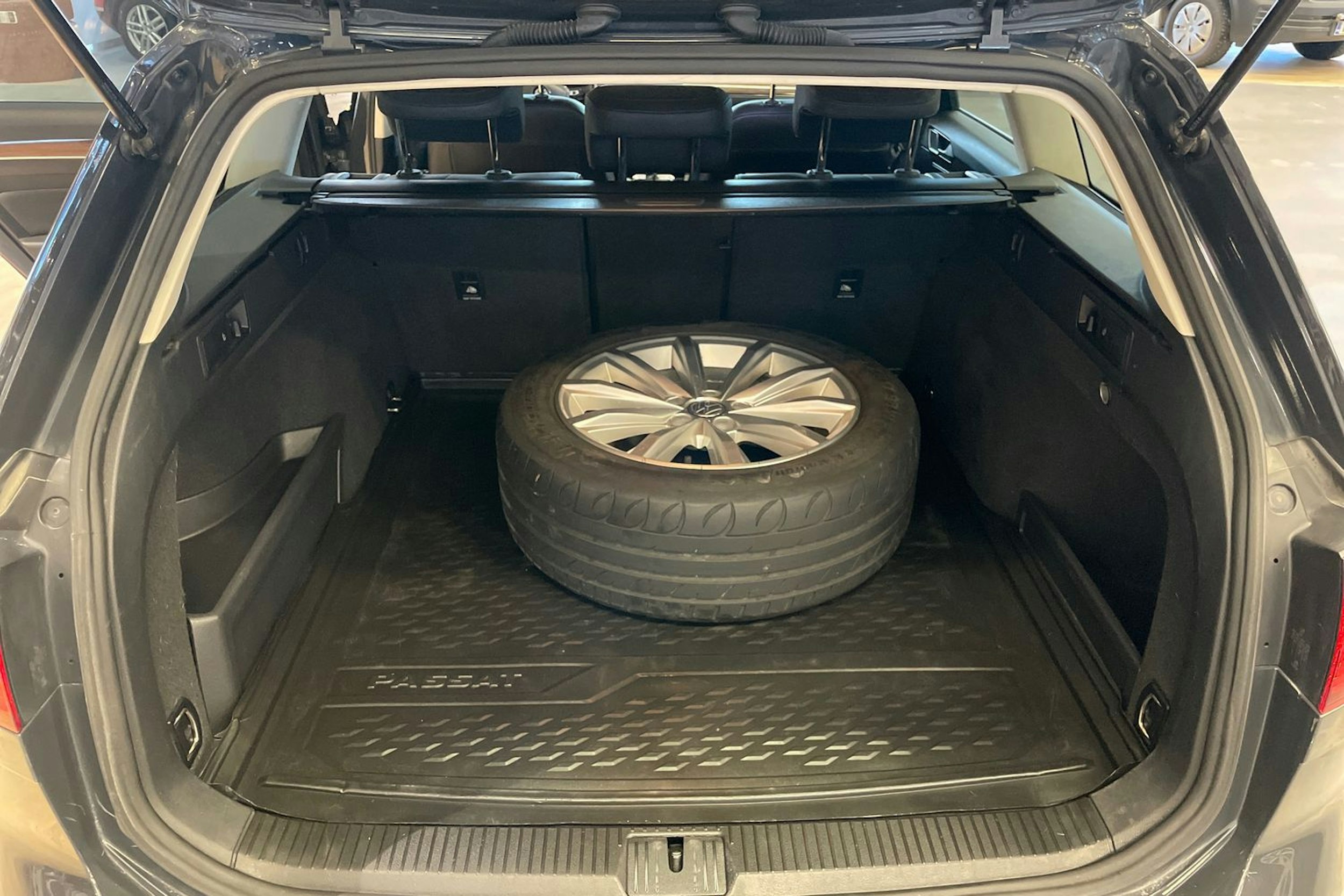 harmaa Volkswagen Passat 2016 kuva 15.