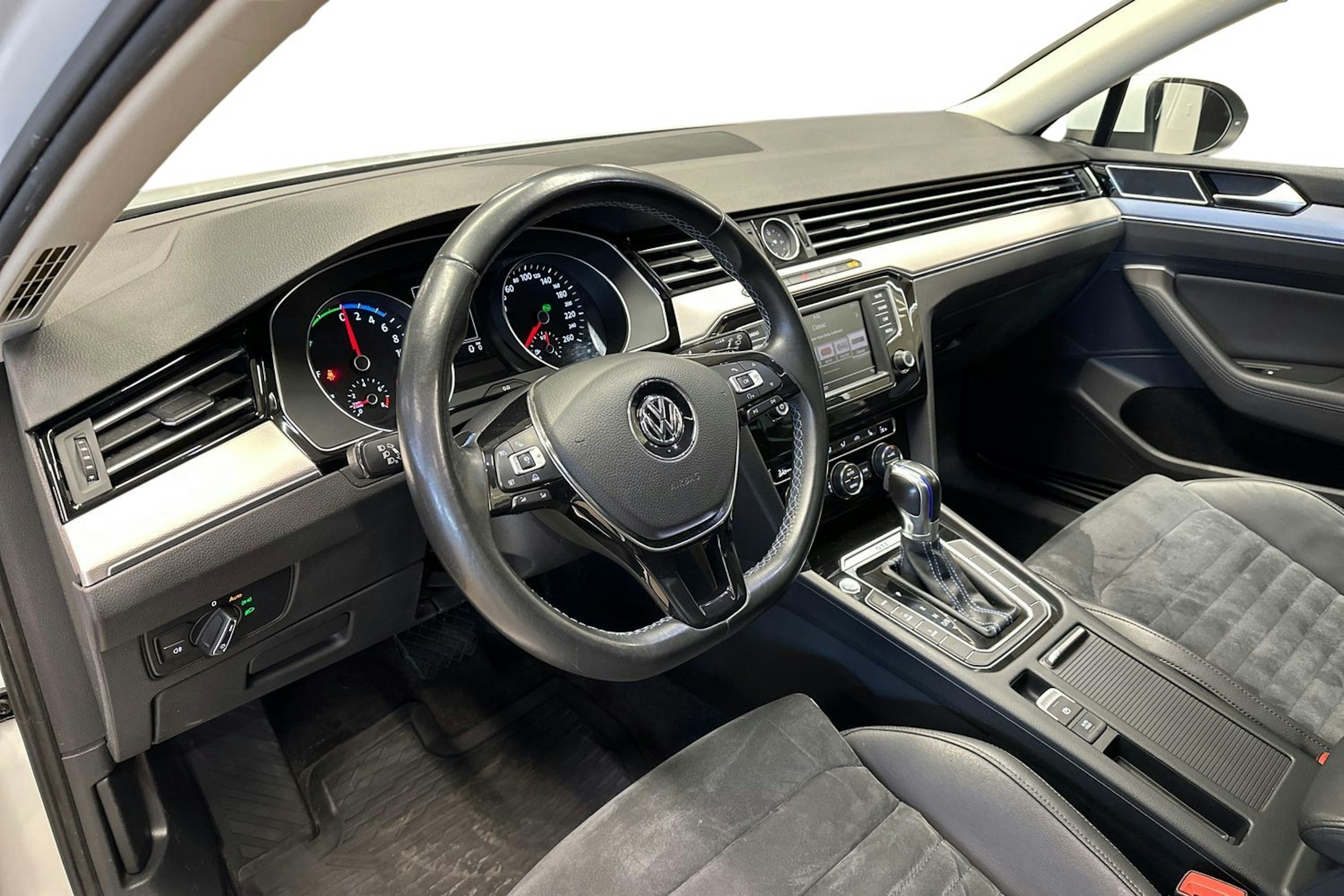 valkoinen Volkswagen Passat 2016 kuva 7.