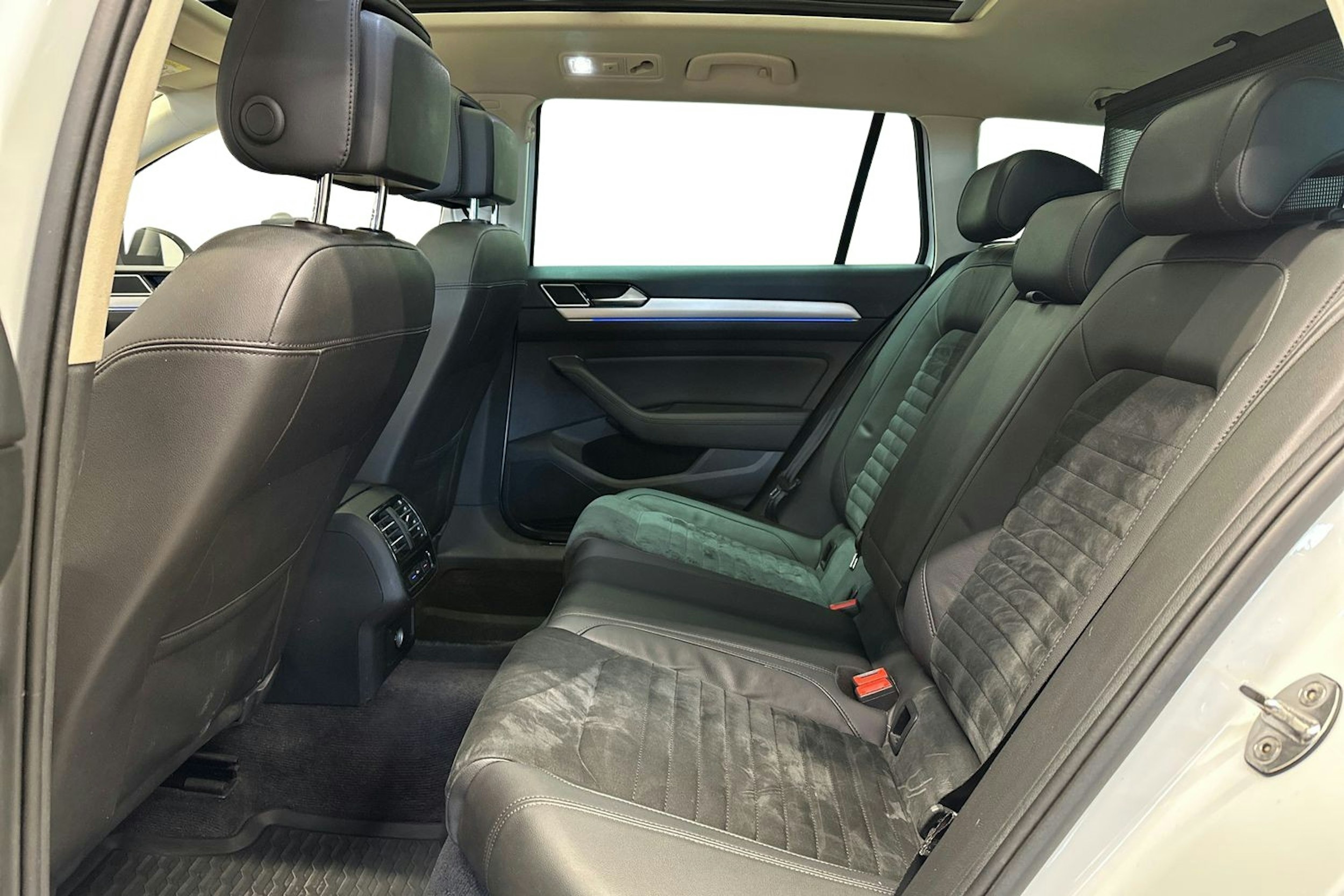 valkoinen Volkswagen Passat 2016 kuva 10.