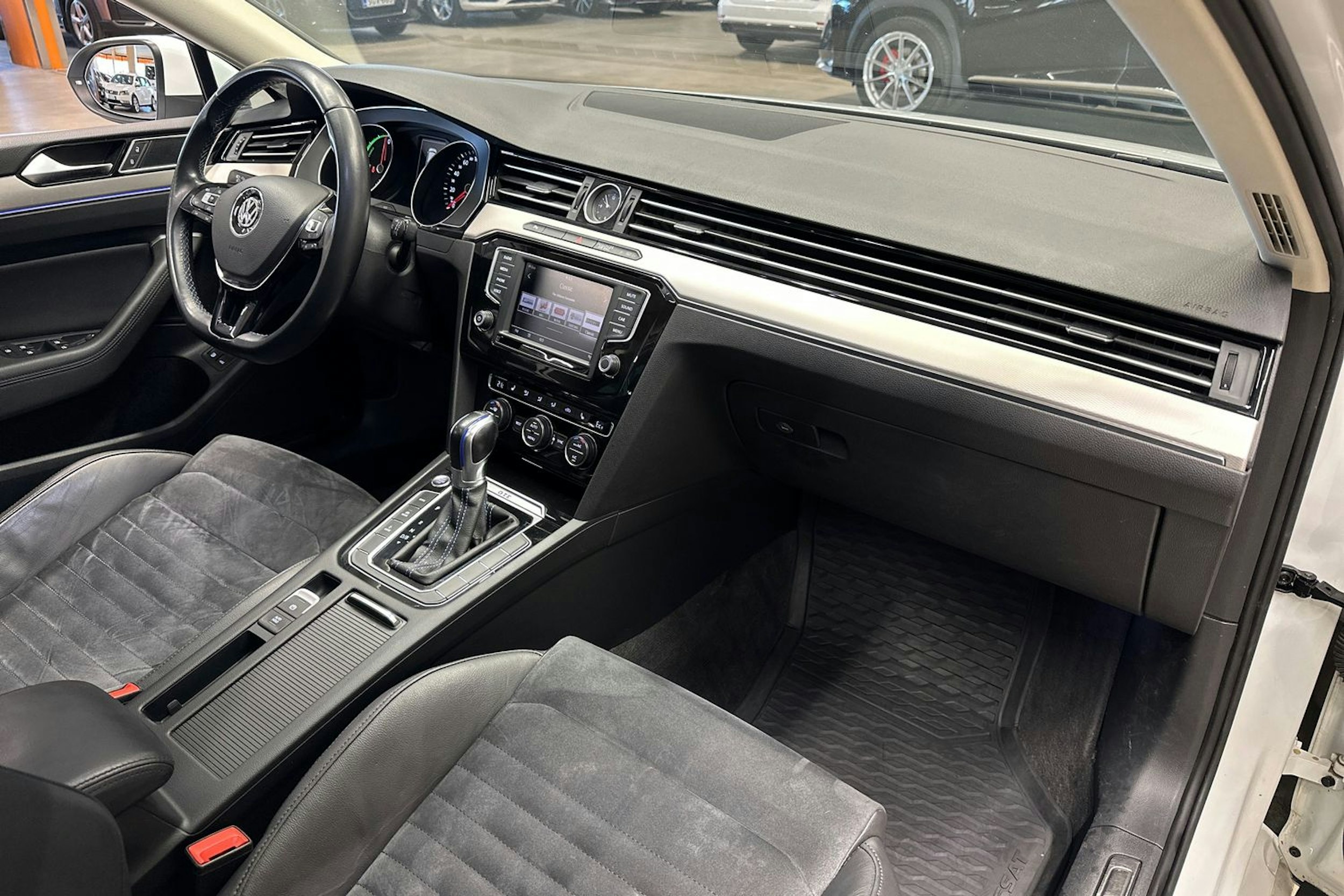 valkoinen Volkswagen Passat 2016 kuva 12.
