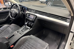 valkoinen Volkswagen Passat 2016 kuva 12.