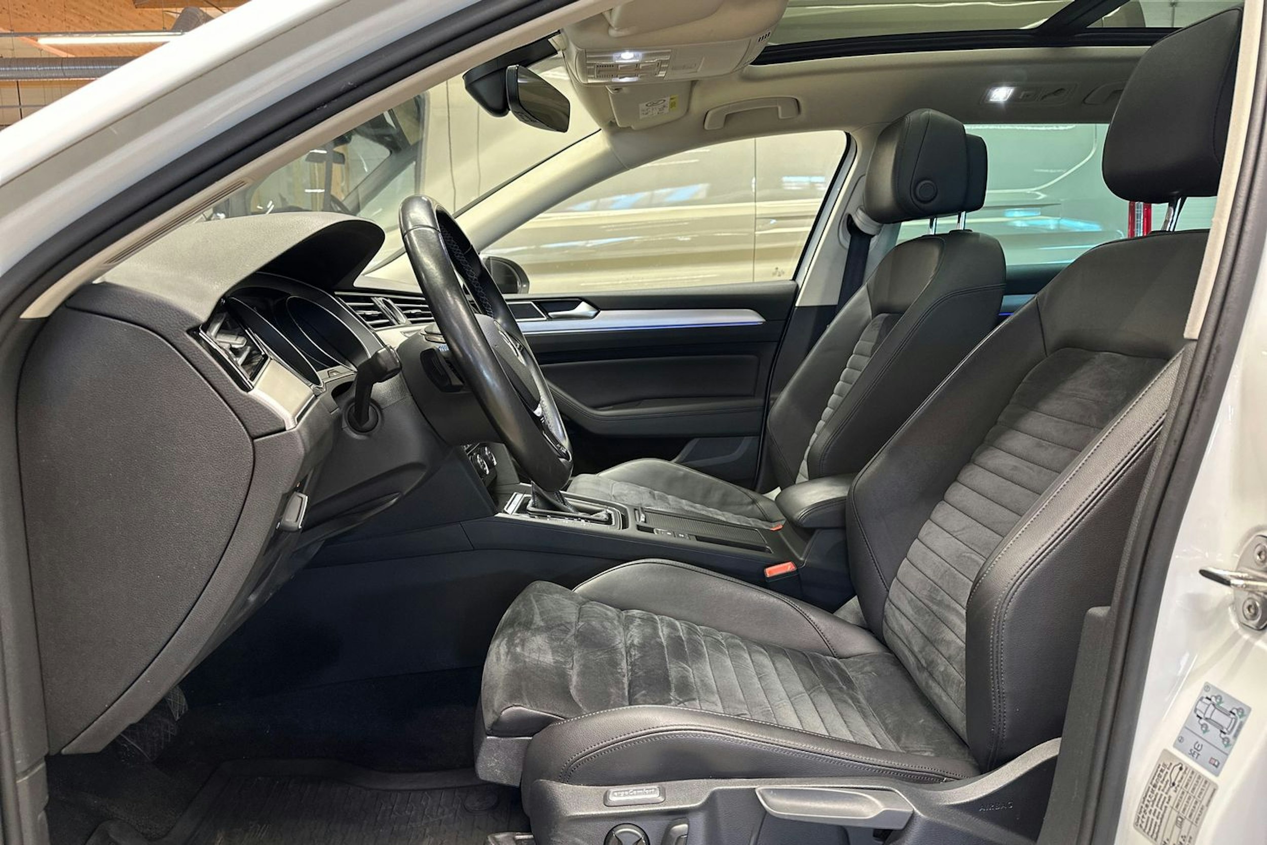 valkoinen Volkswagen Passat 2016 kuva 15.