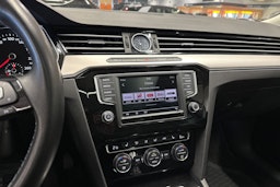 valkoinen Volkswagen Passat 2016 kuva 23.