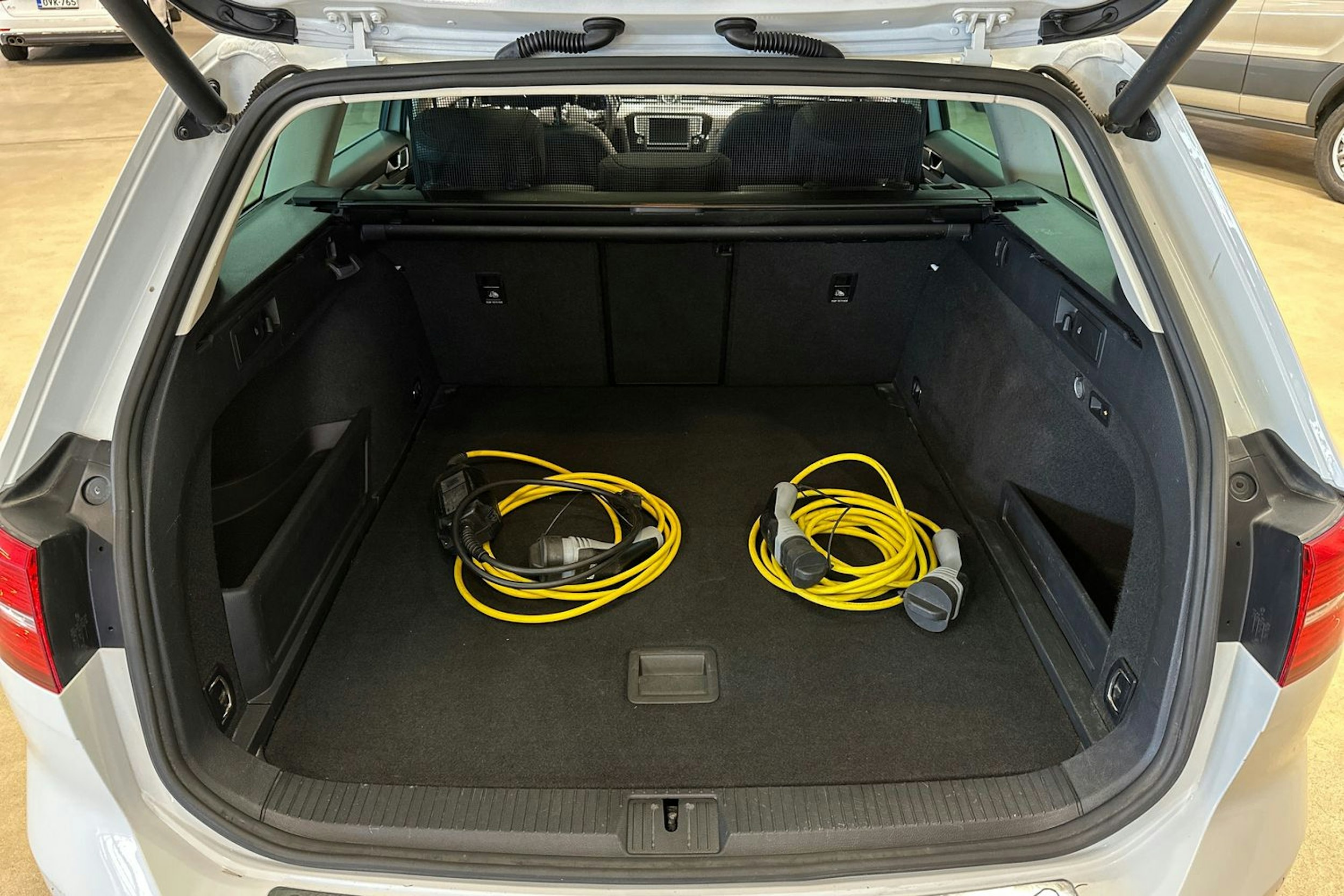 valkoinen Volkswagen Passat 2016 kuva 30.