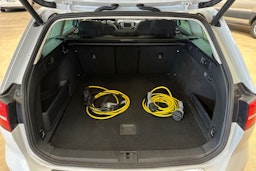valkoinen Volkswagen Passat 2016 kuva 30.