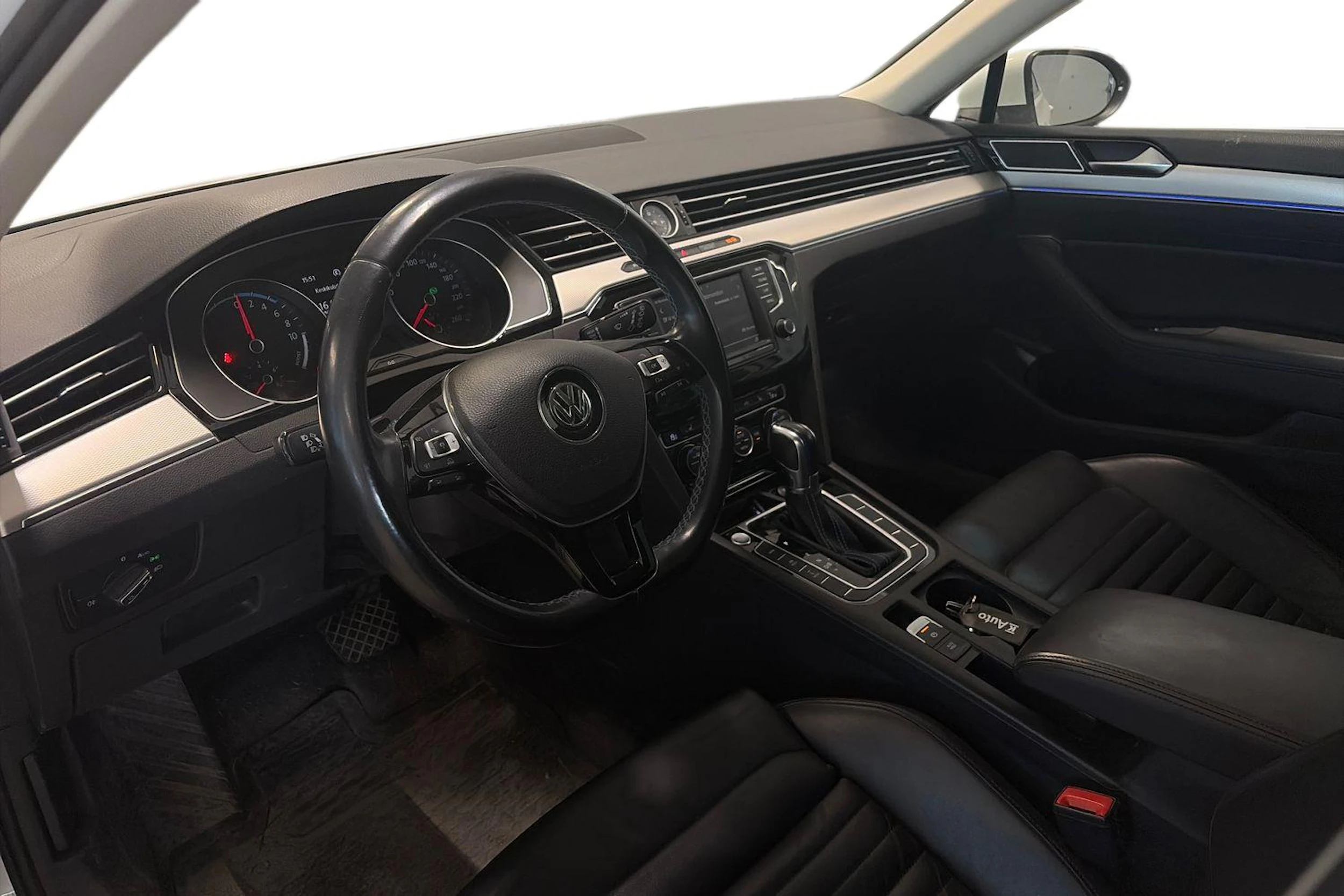 valkoinen Volkswagen Passat 2016 kuva 3.