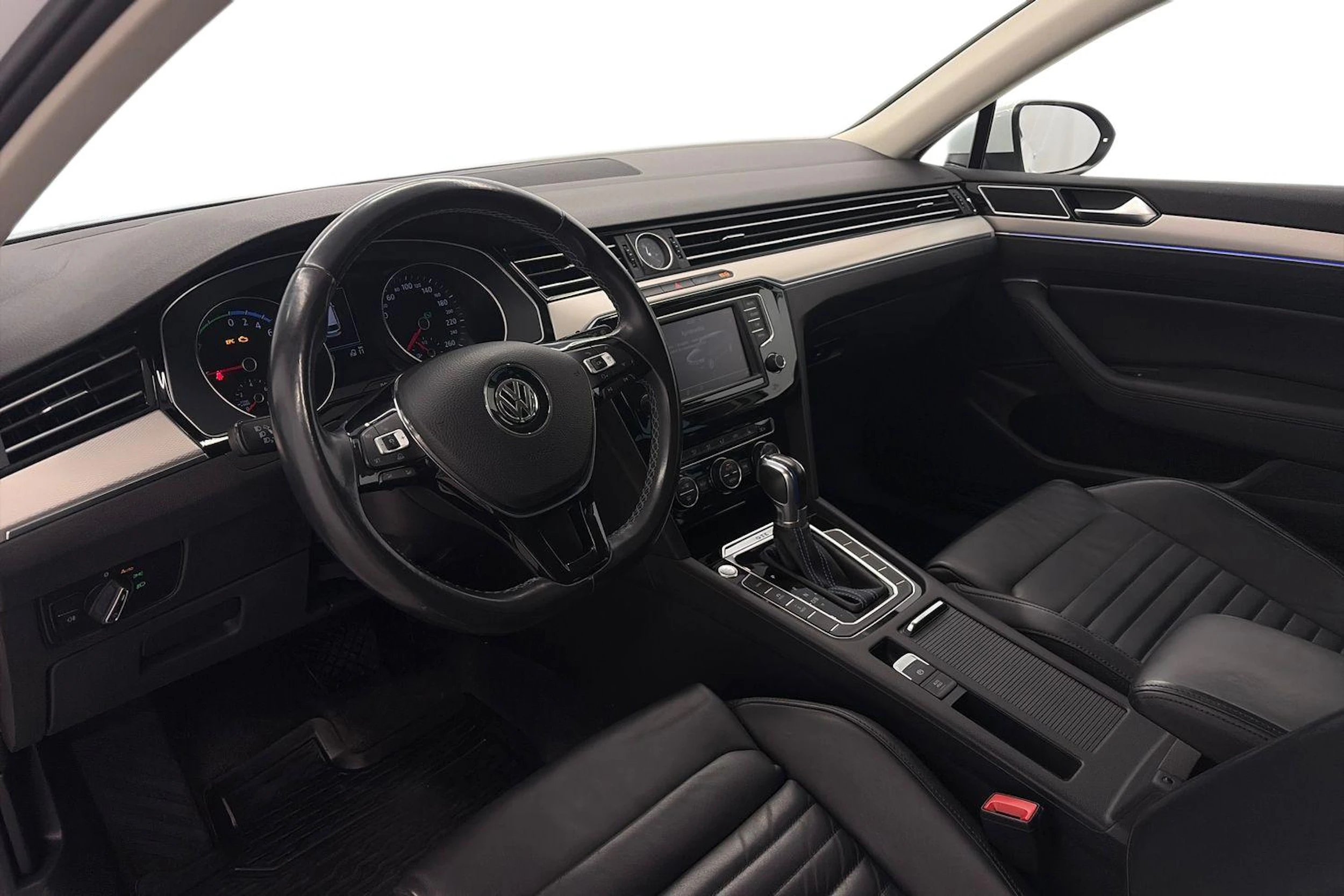 valkoinen Volkswagen Passat 2017 kuva 6.