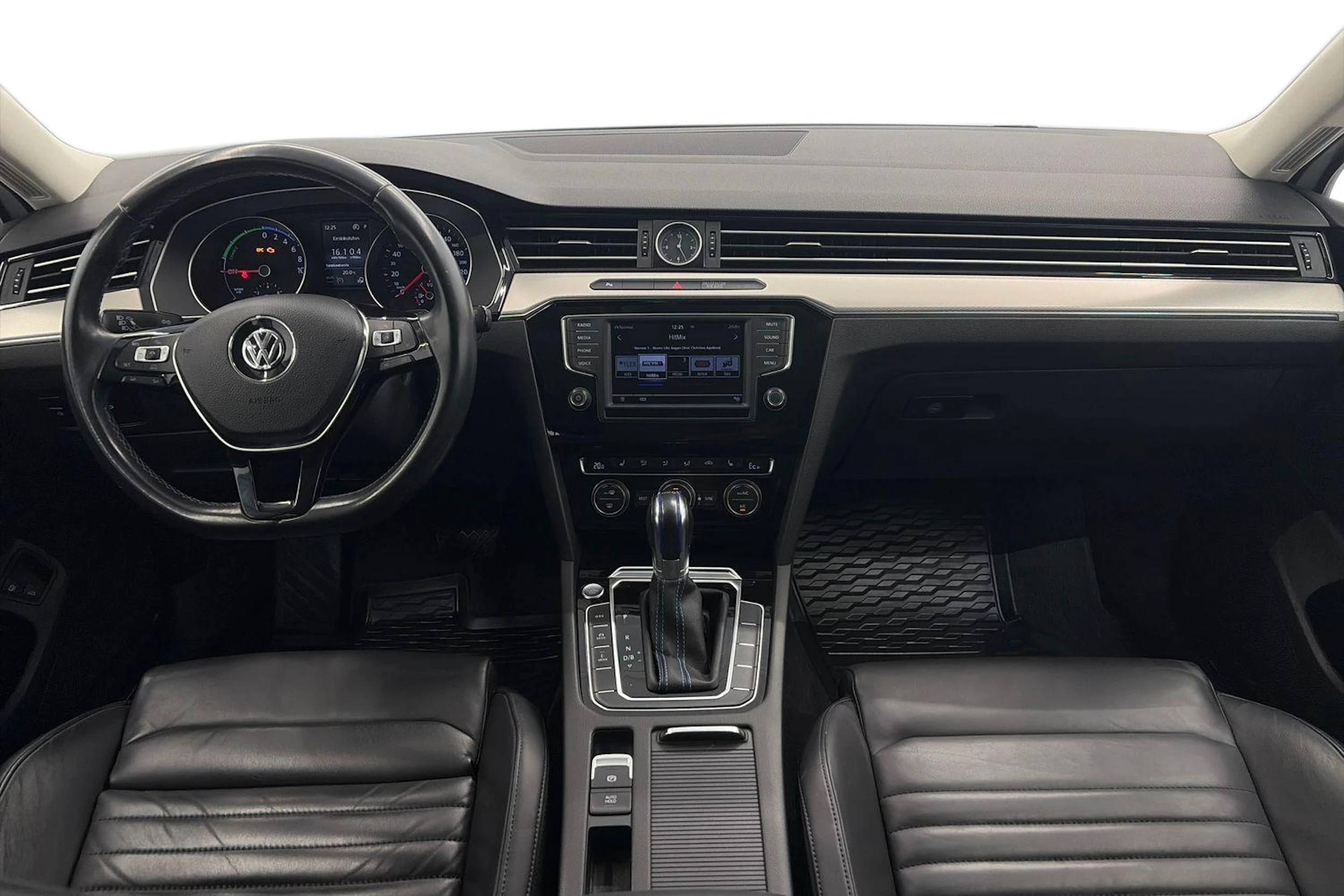 valkoinen Volkswagen Passat 2017 kuva 7.