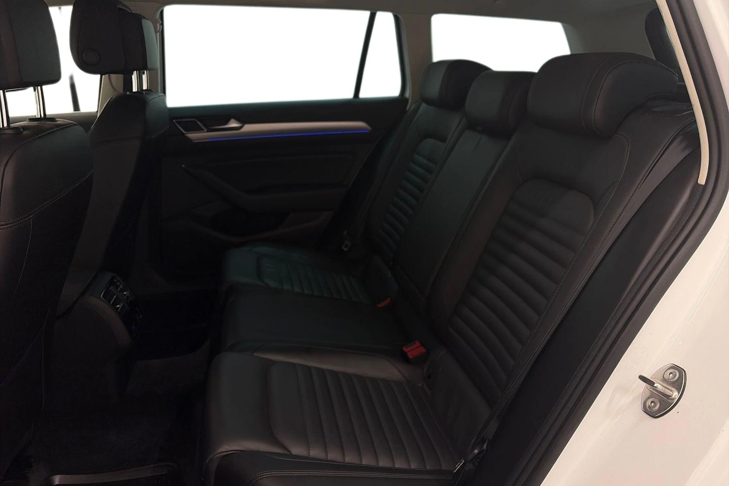 valkoinen Volkswagen Passat 2017 kuva 8.