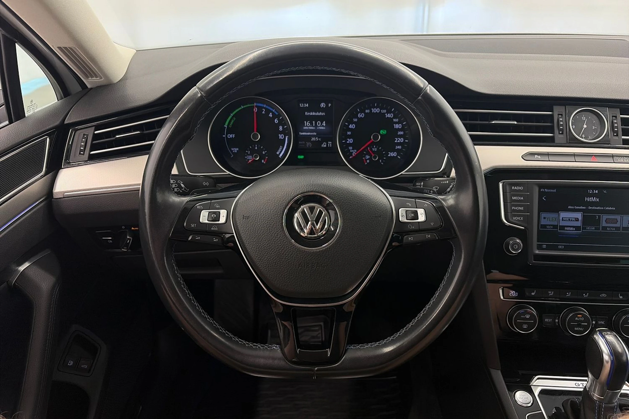 valkoinen Volkswagen Passat 2017 kuva 13.