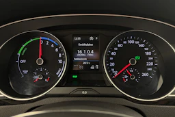 valkoinen Volkswagen Passat 2017 kuva 14.