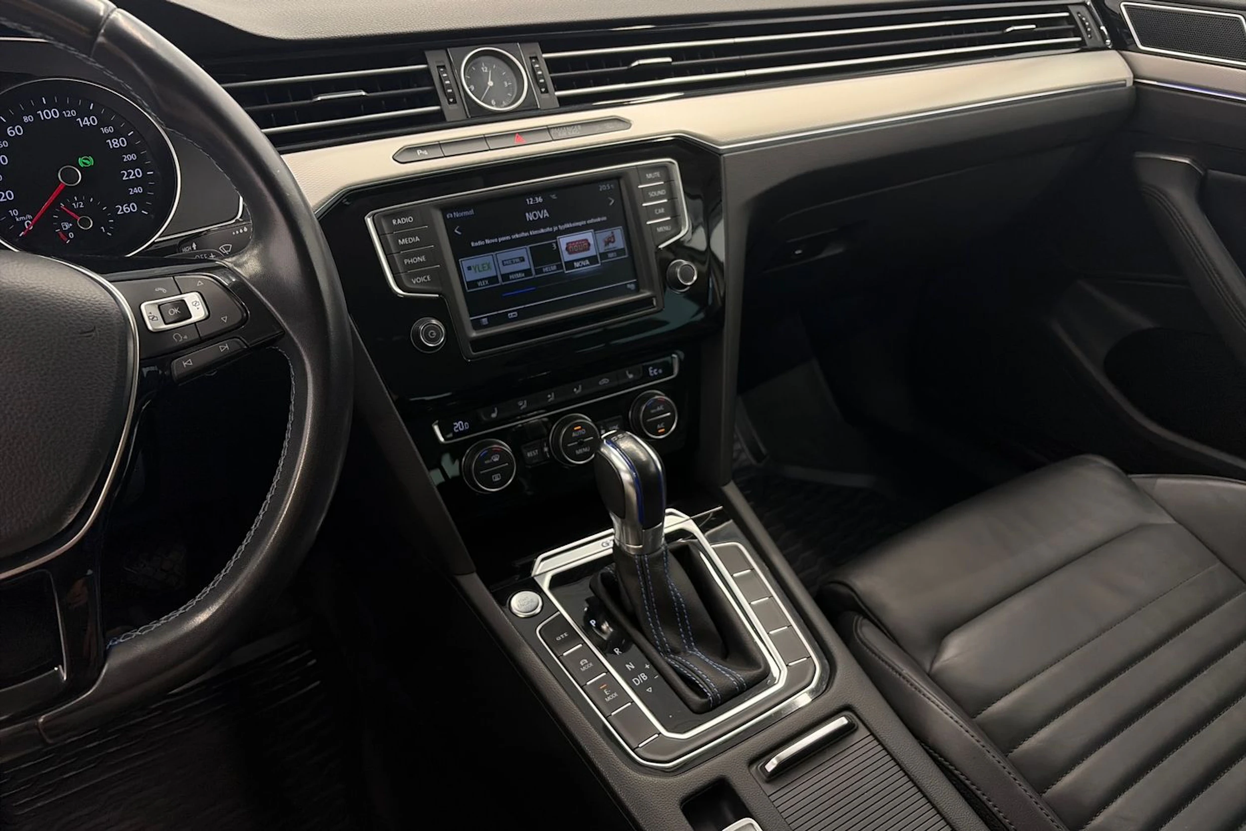 valkoinen Volkswagen Passat 2017 kuva 17.