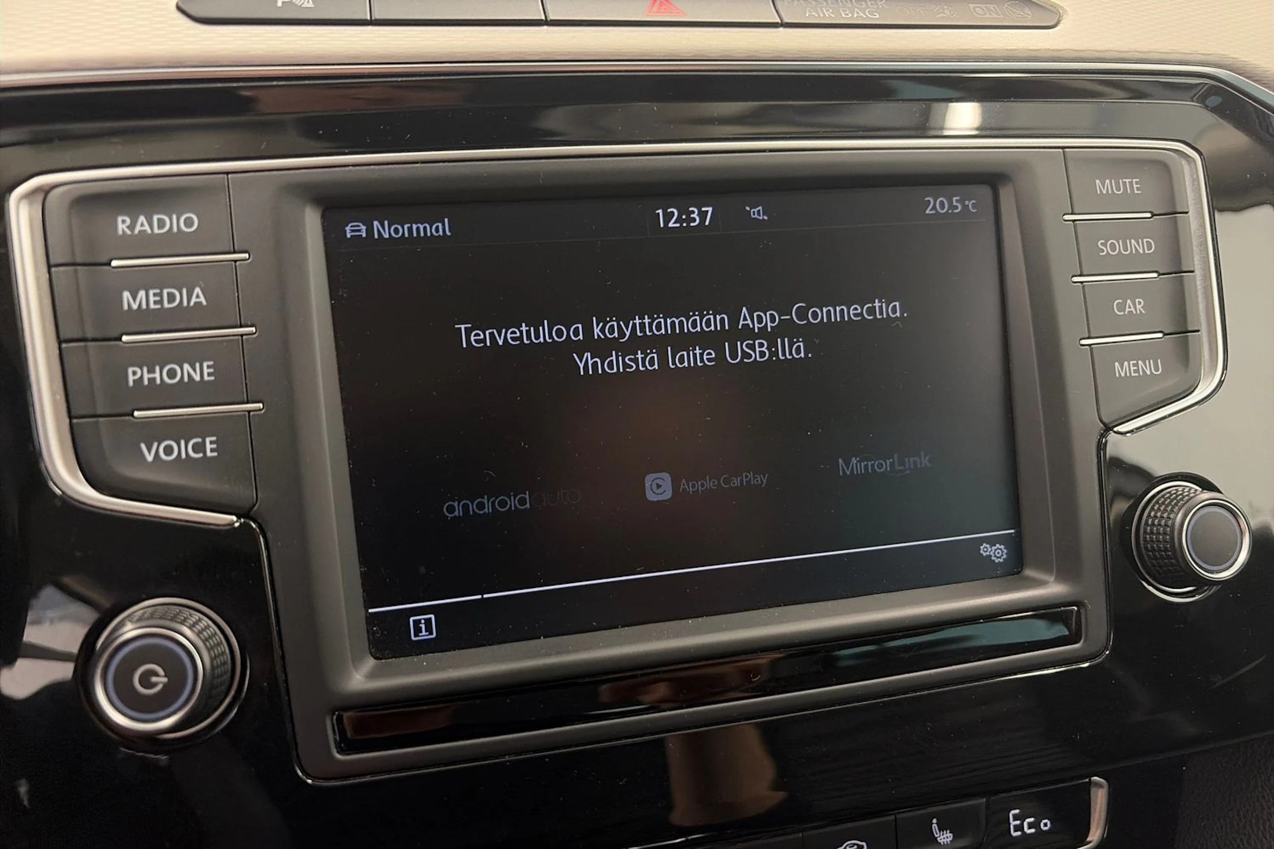 valkoinen Volkswagen Passat 2017 kuva 18.