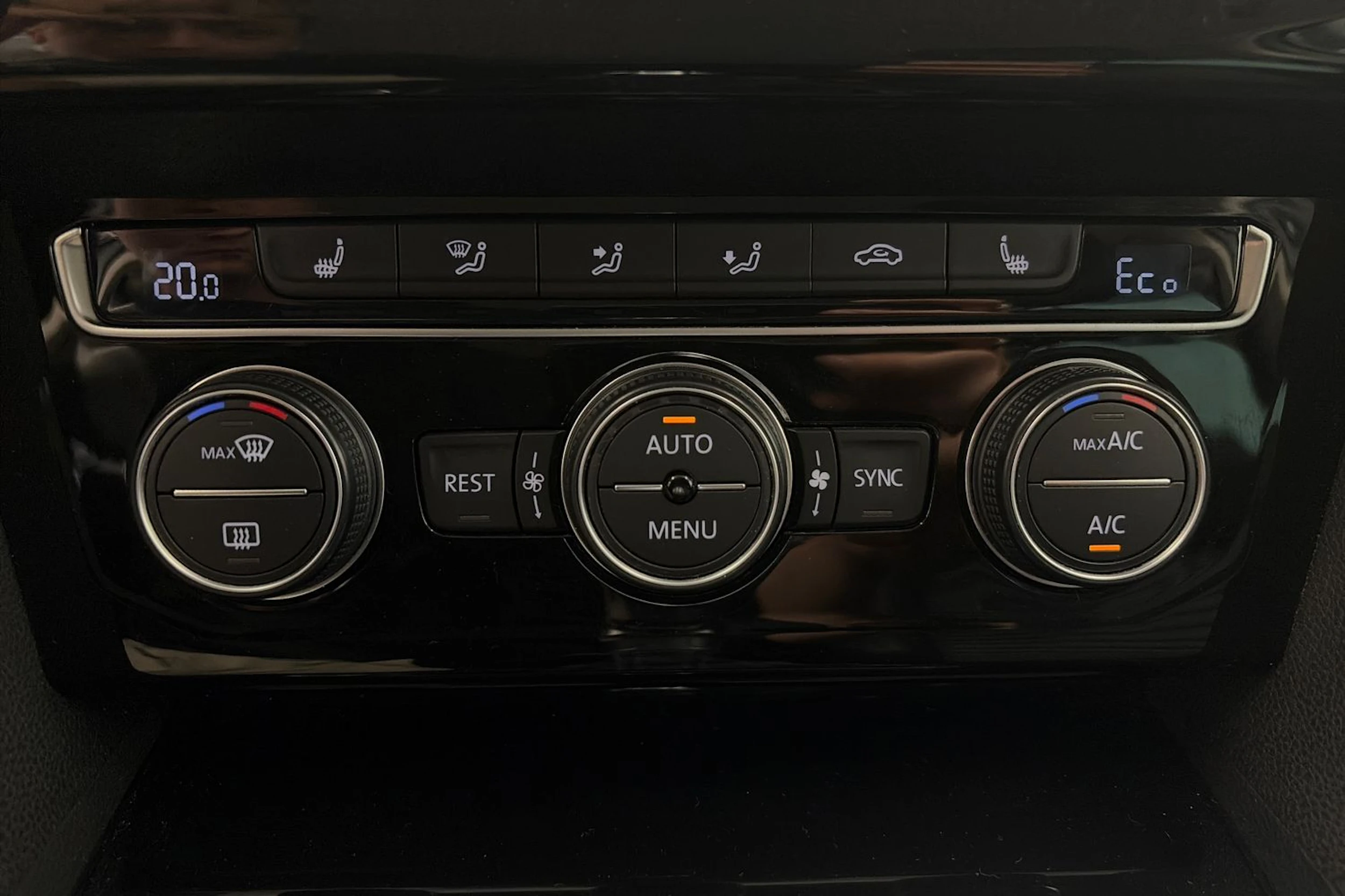 valkoinen Volkswagen Passat 2017 kuva 21.