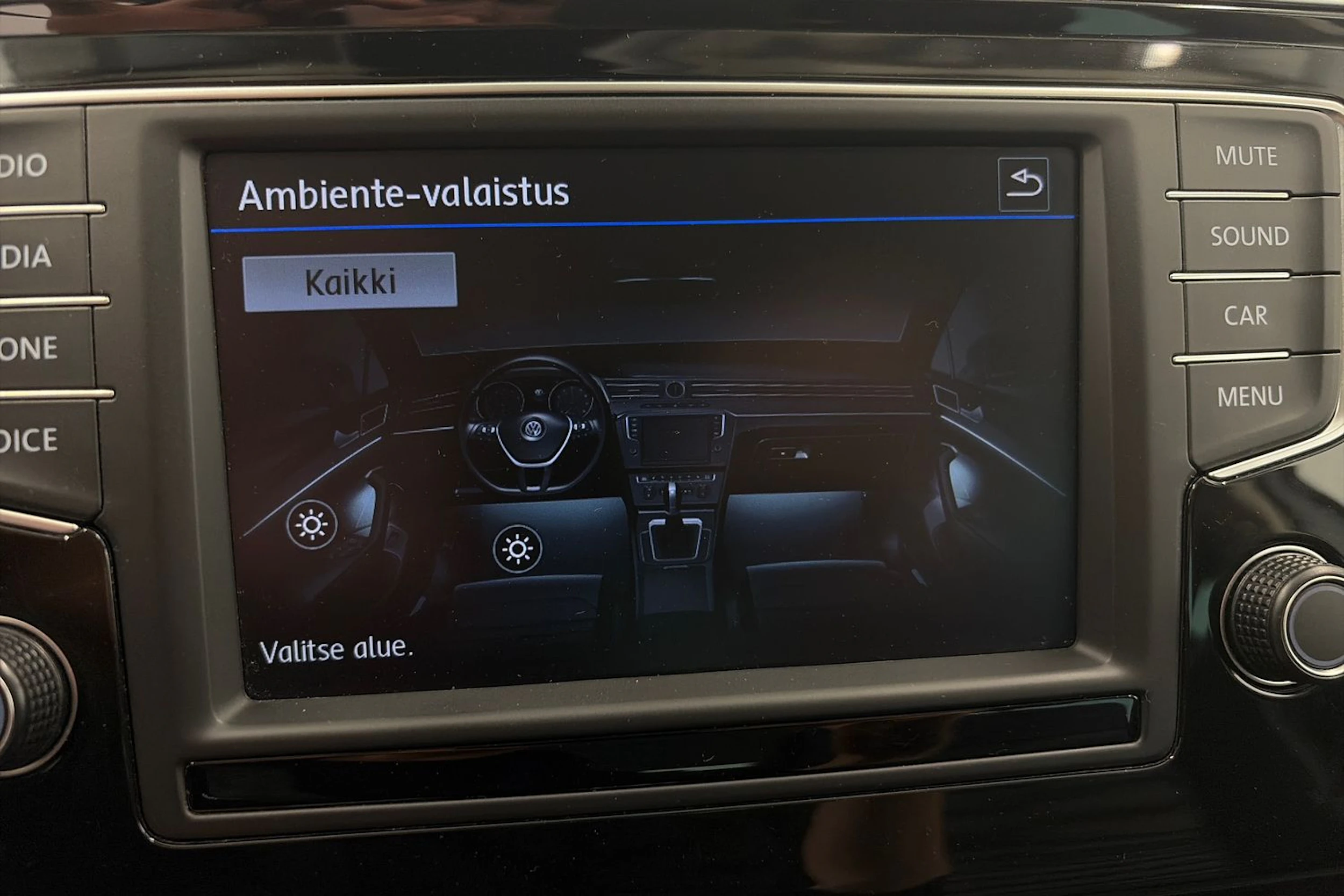 valkoinen Volkswagen Passat 2017 kuva 24.