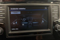 valkoinen Volkswagen Passat 2017 kuva 24.